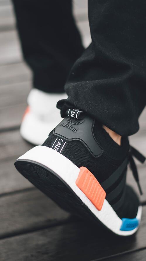 Бесплатное фото Черные кроссовки адидас с белой подошвой