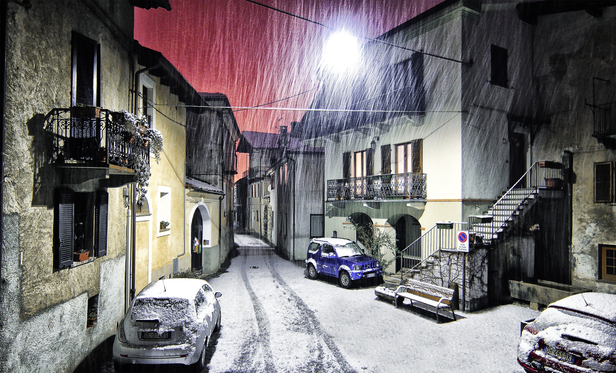 Free photo The first snow in the streets of Italy at night