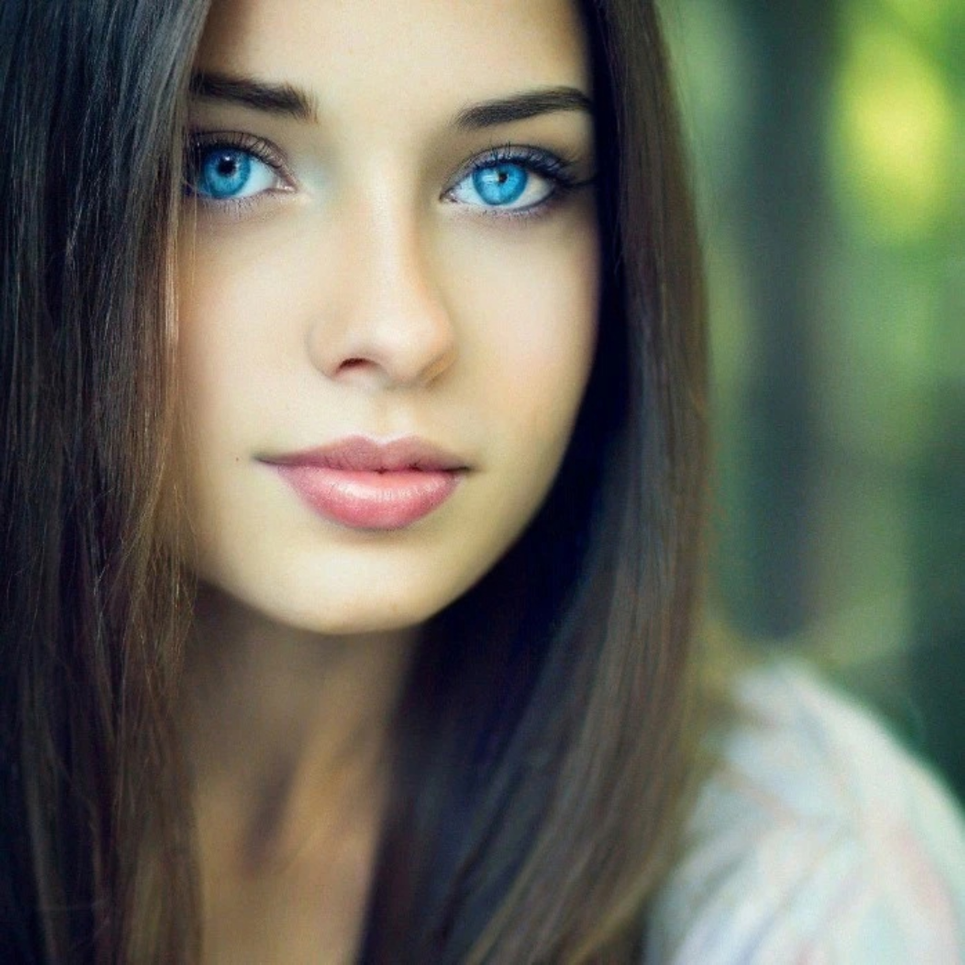 Free photo Beautiful girl with blue eyes