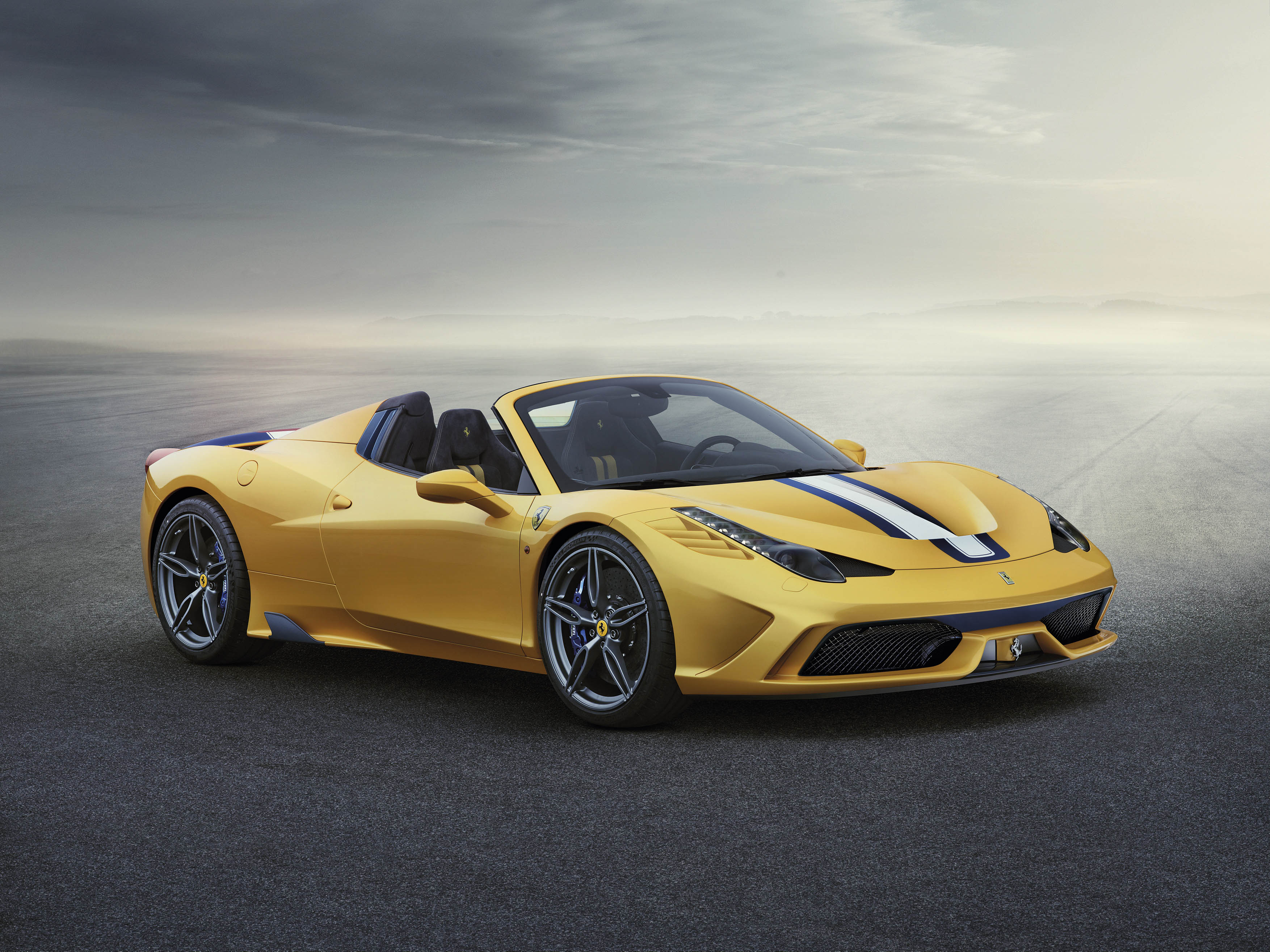 Free photo Yellow Ferrari 458.