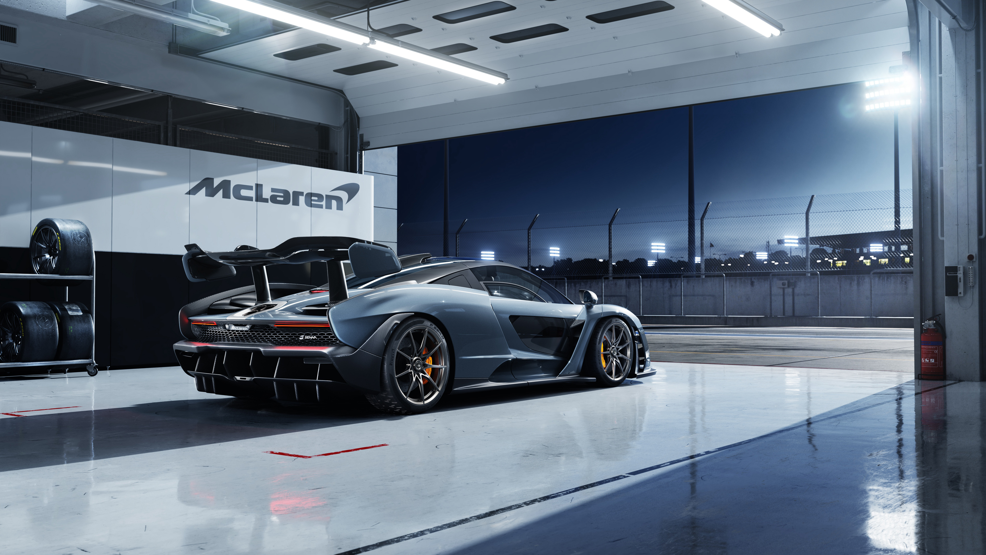 Спортивный Mclaren Senna сфотографированный сзади