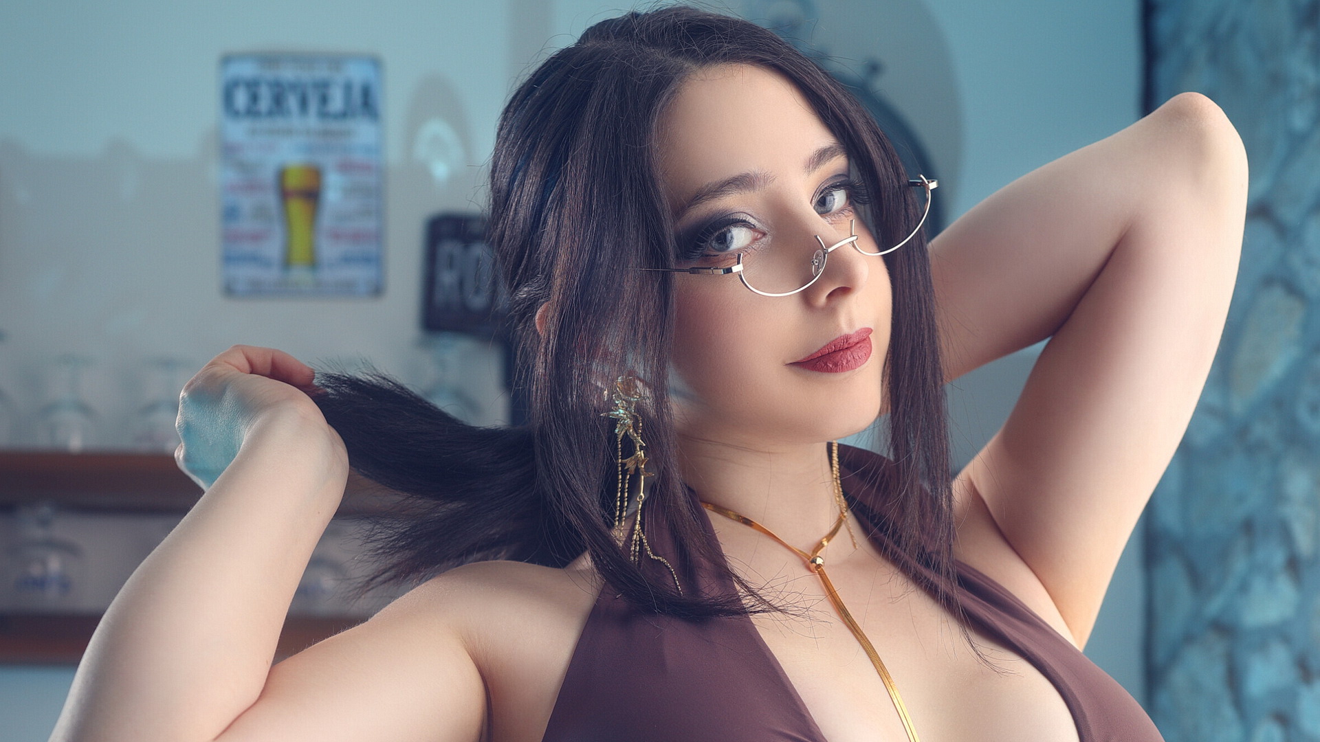 Бесплатное фото Модель Mikomi Hokina стоит в комнате
