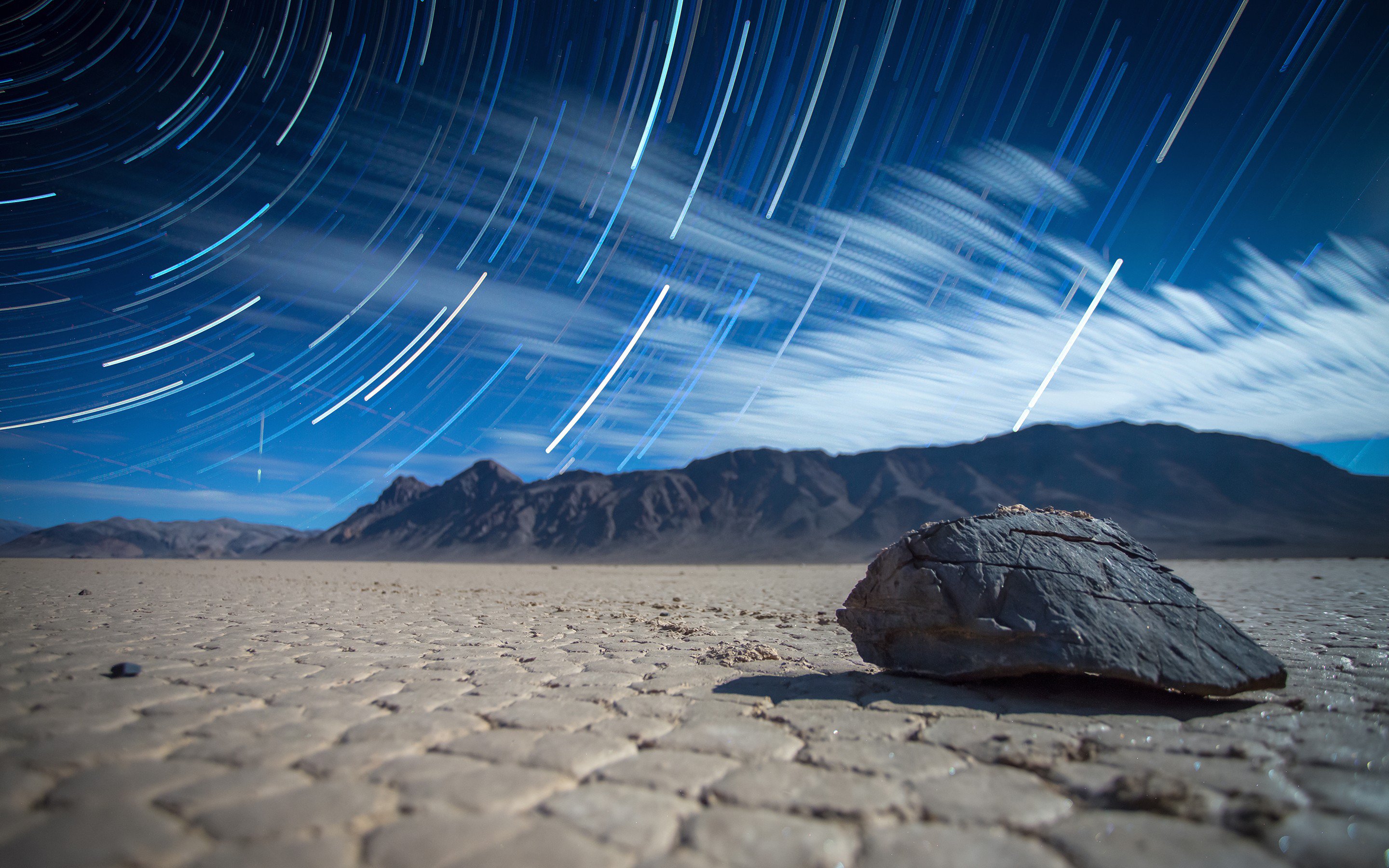 Free photo A rock in the desert