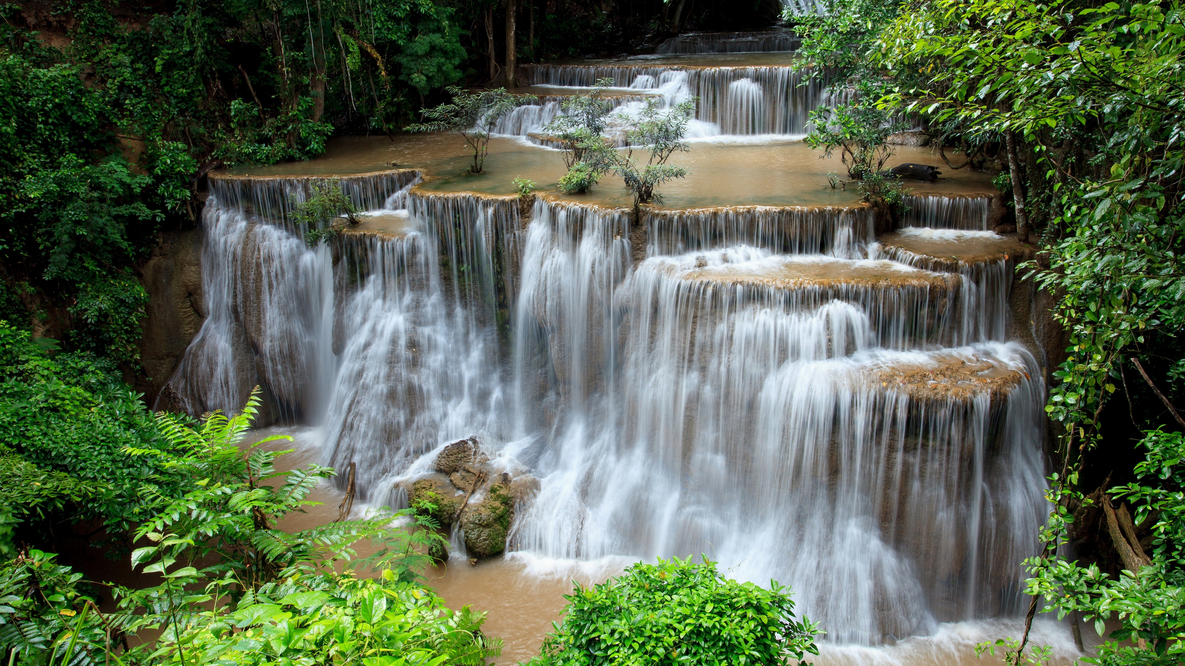 泰国森林中的多层次瀑布