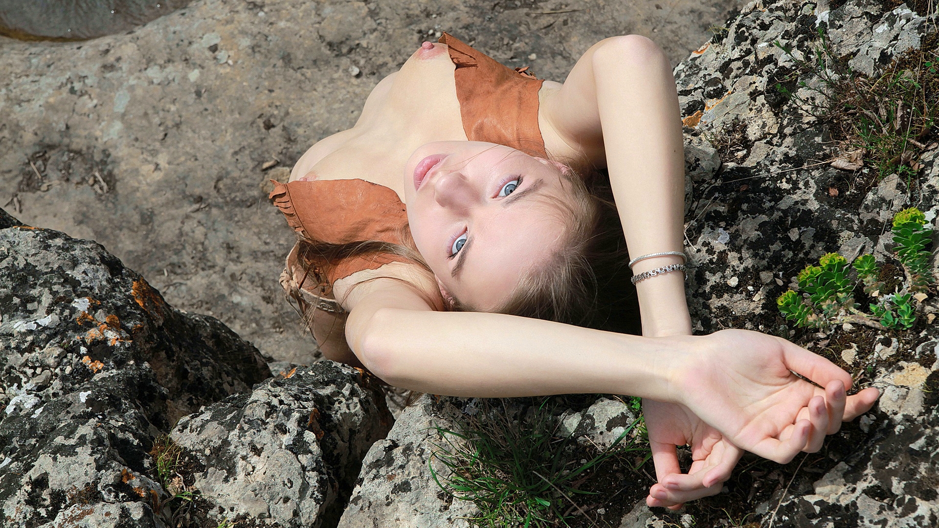 免费照片模特塔娅-卡彭科和石头