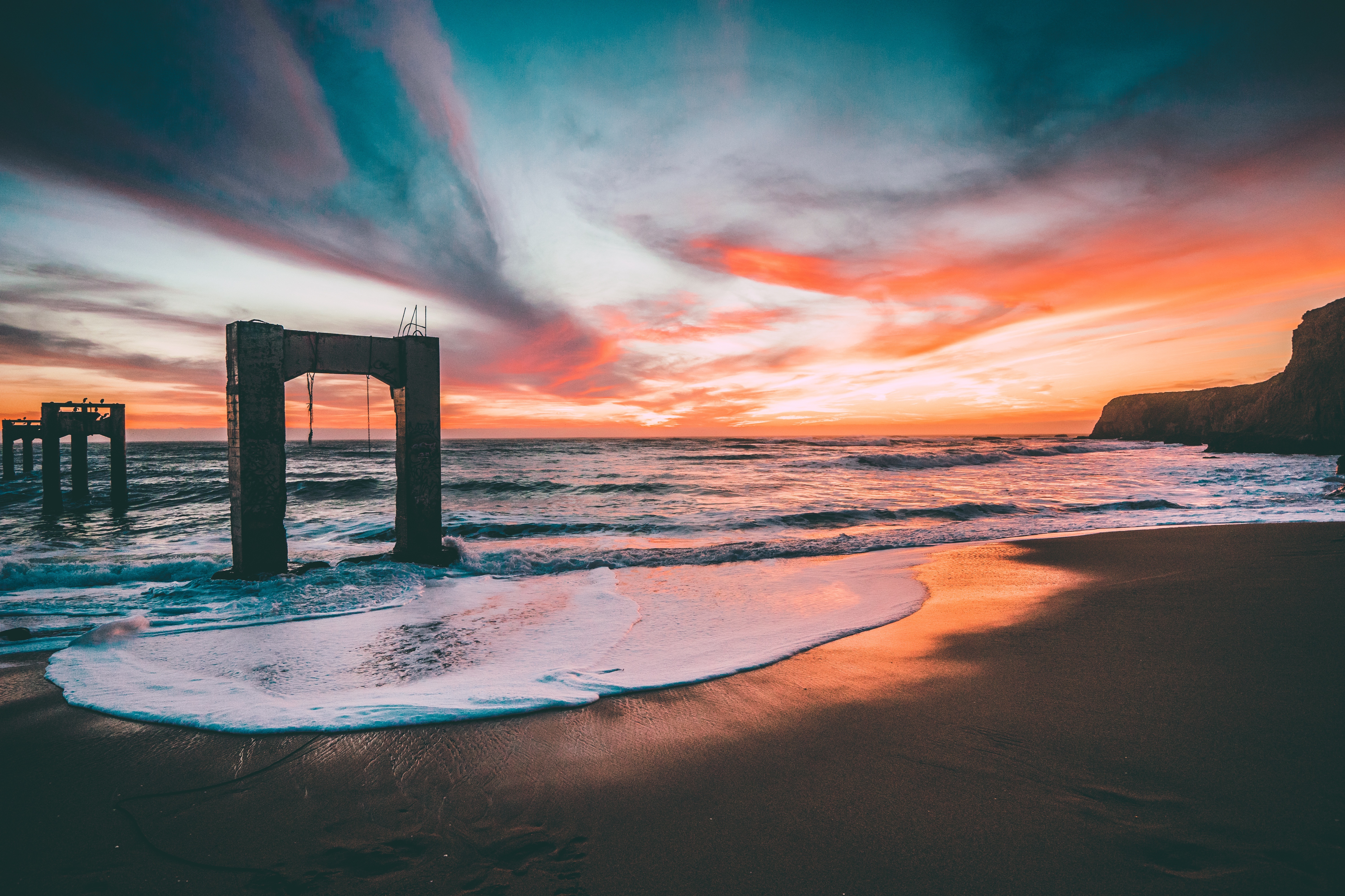 Free photo The remains of the pier at sunset