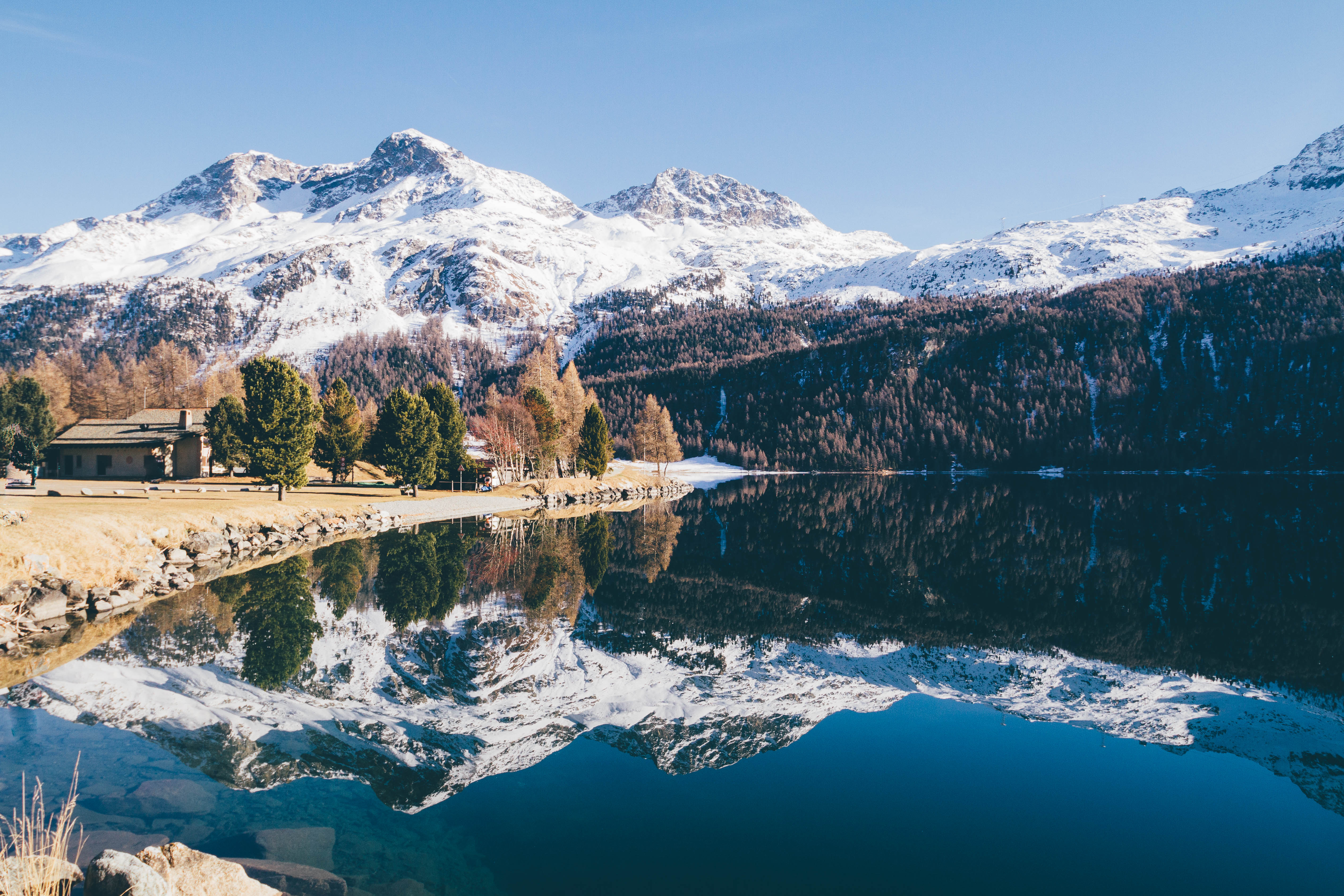 Free photo Reflection of a snowy mountain on a lake