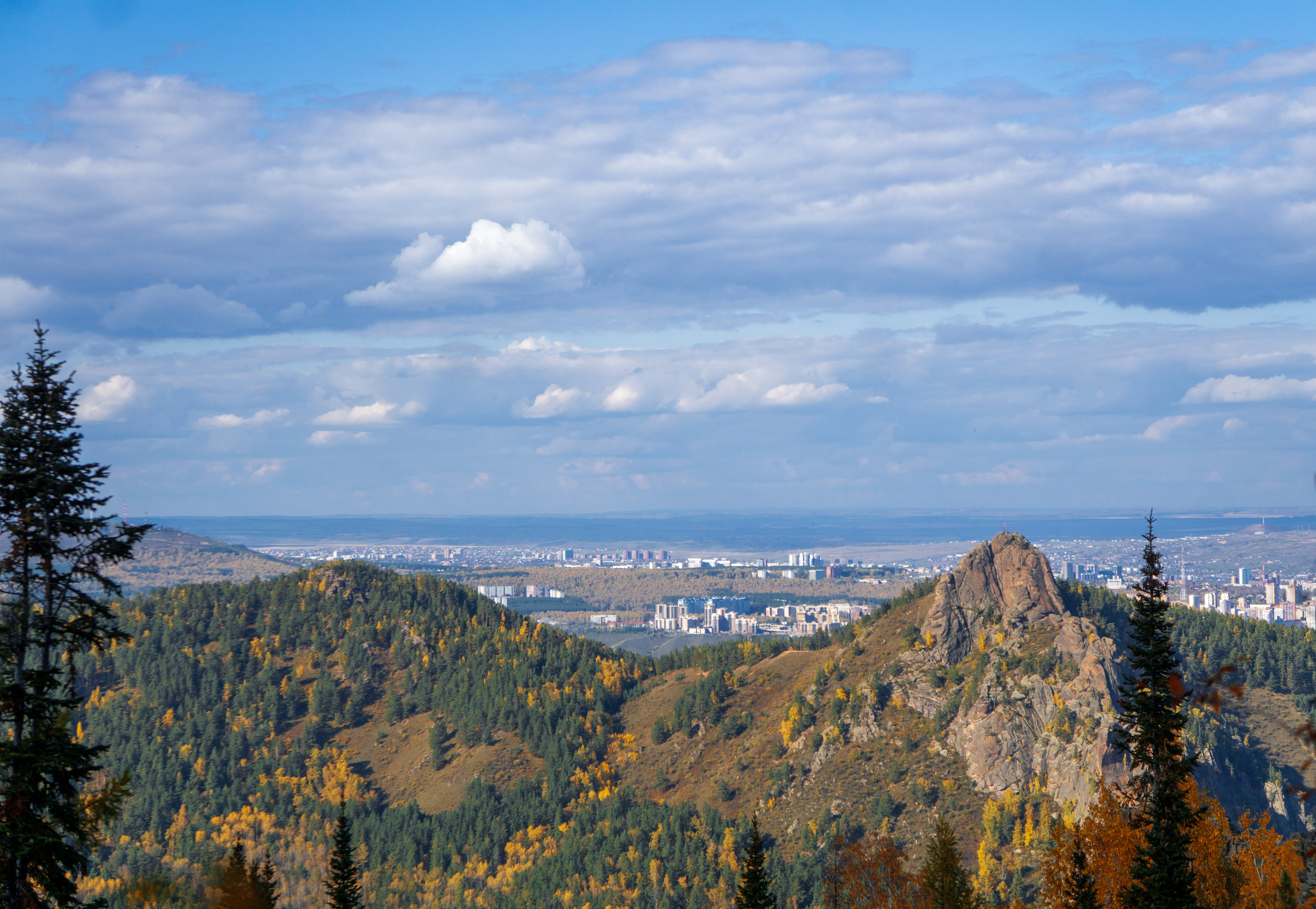 Бесплатное фото Вид на город с гор