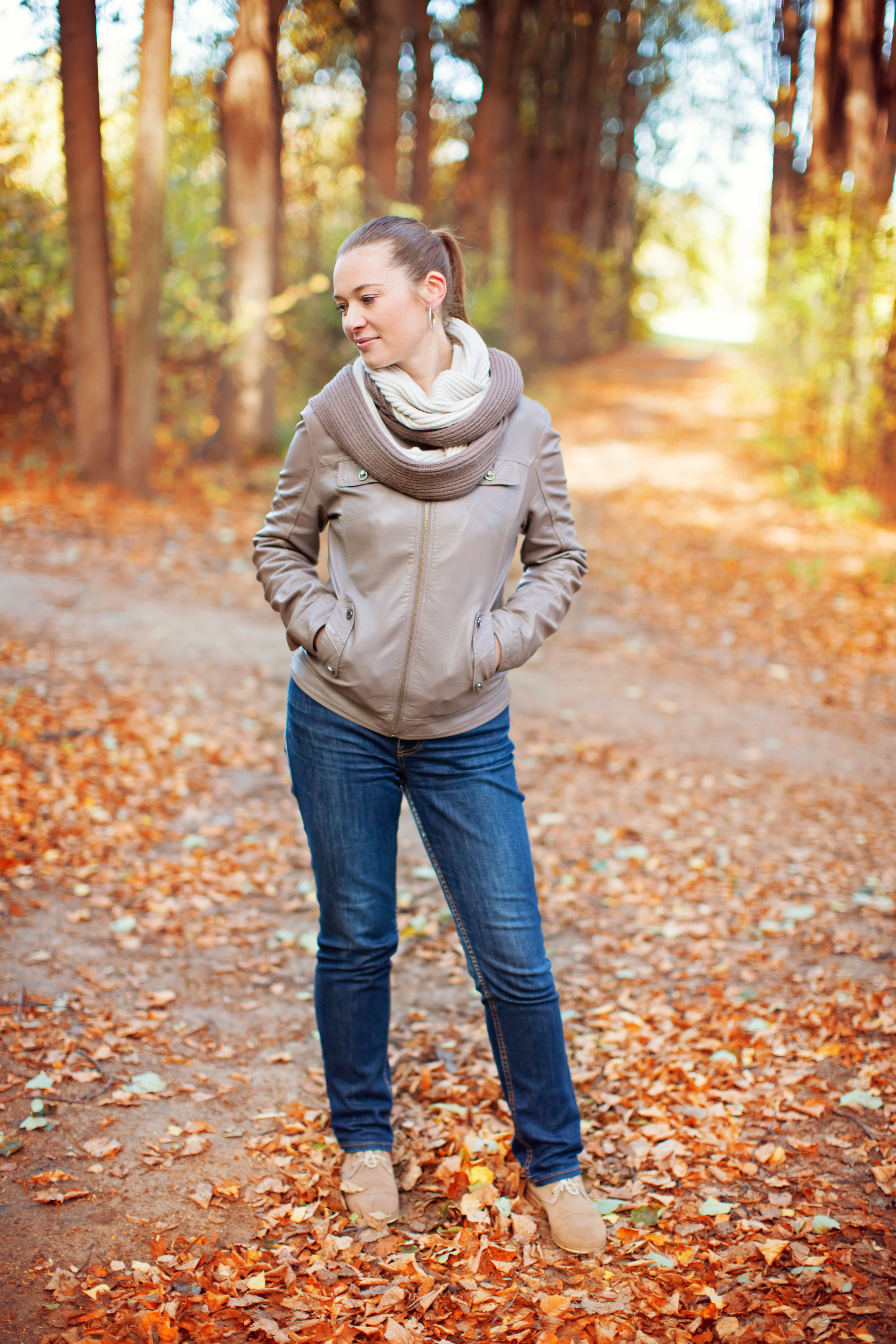 Free photo Beautiful woman, in leather jacket, on the background of the forest, photo