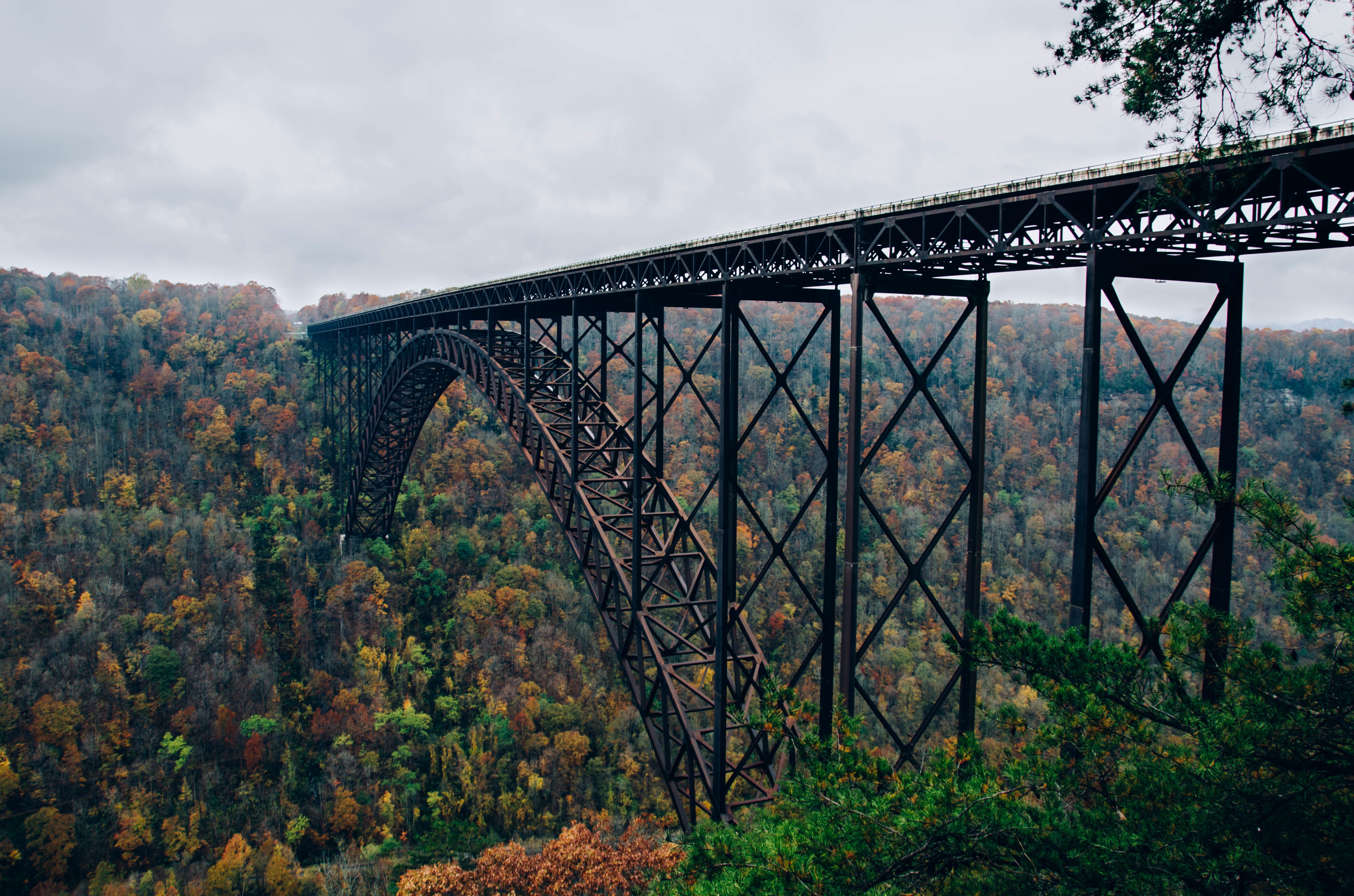 秋日多云的大铁高架桥。