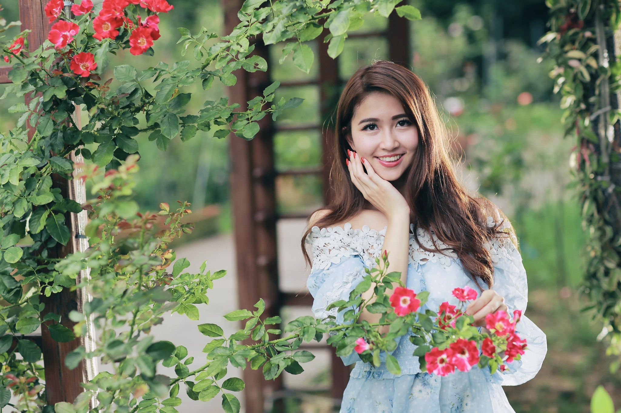 Free photo Asian woman in the park with flowers