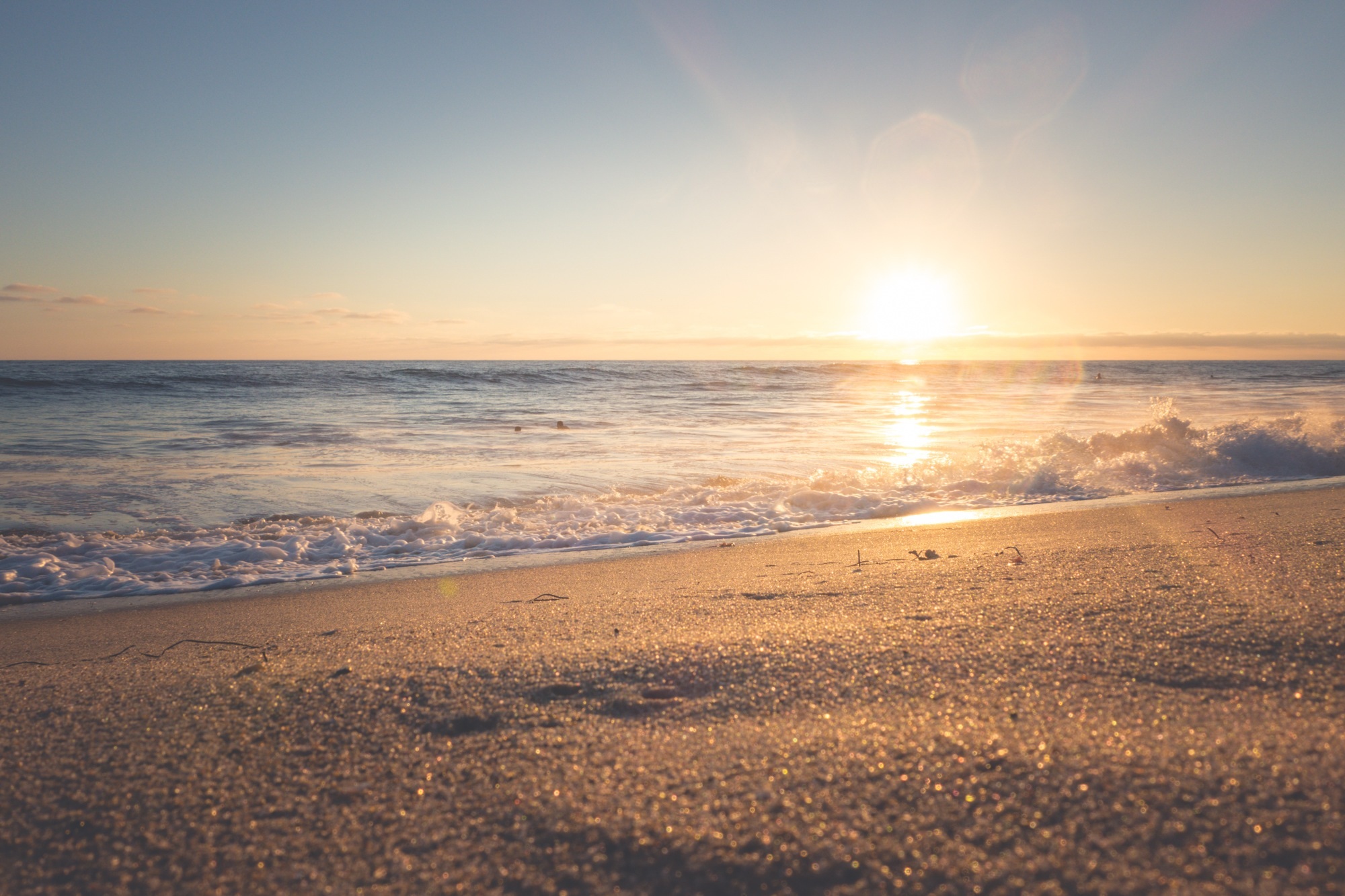 Бесплатное фото Восход солнце на песочном пляже океана