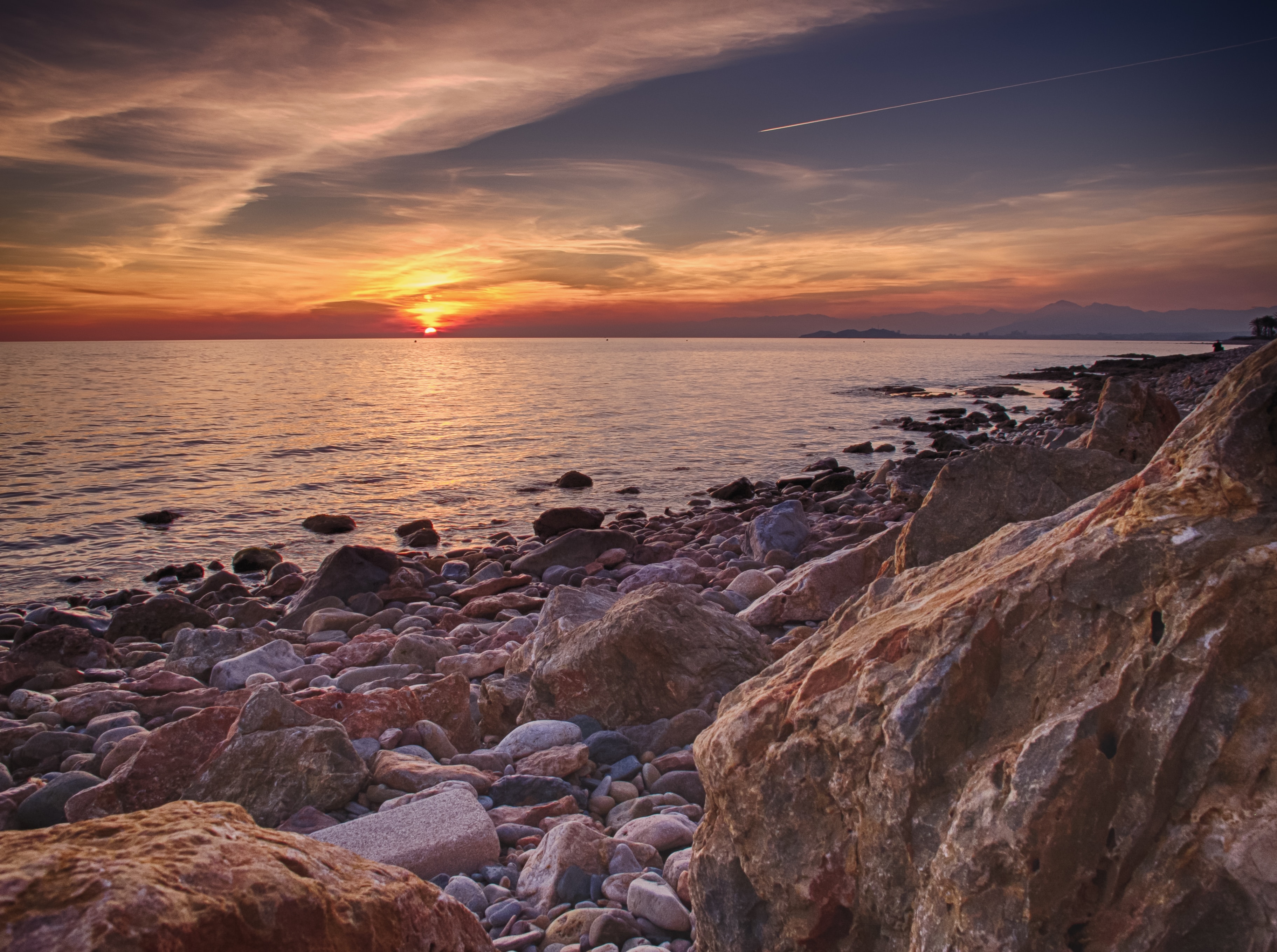 岩石岸边的夕阳