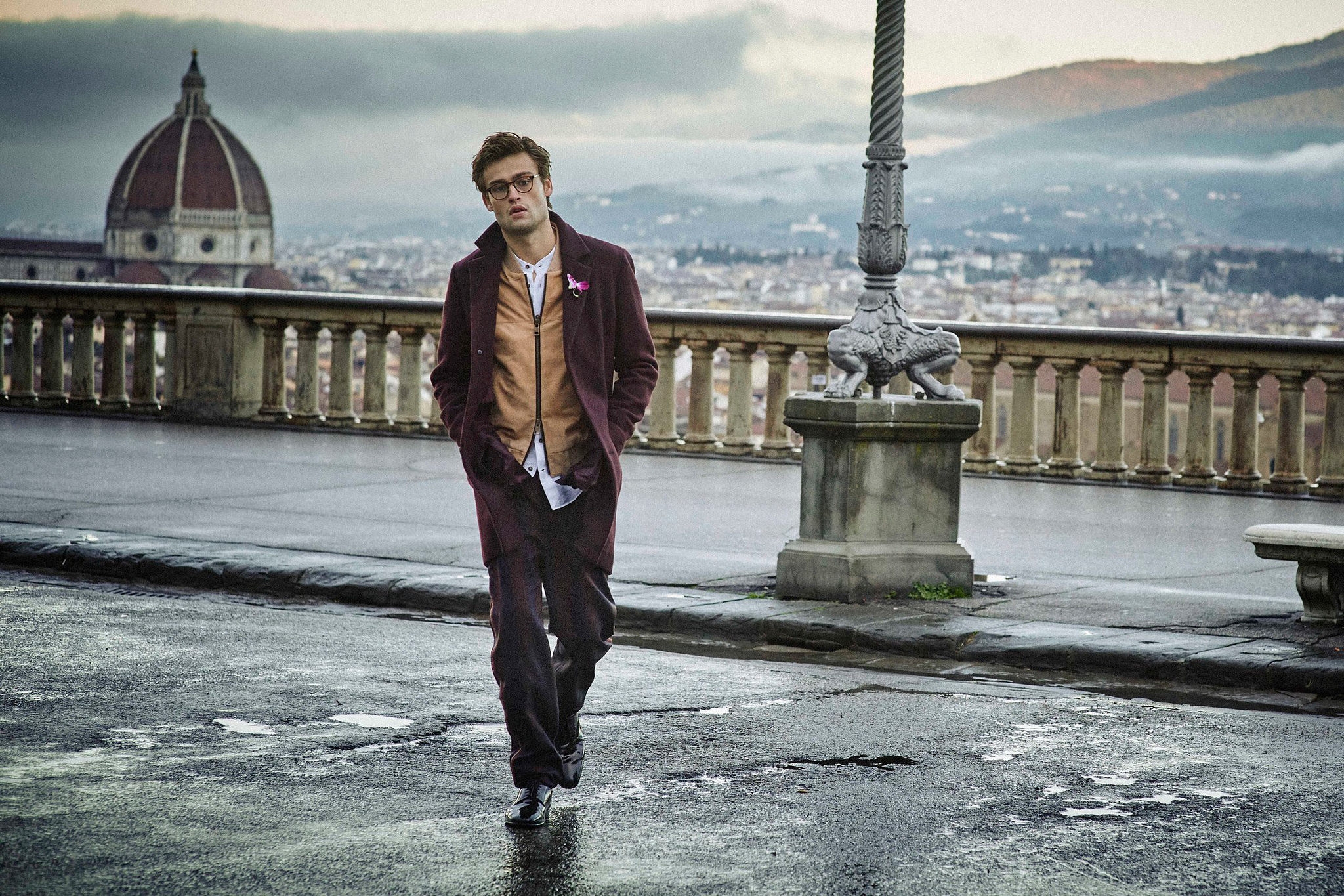 Бесплатное фото Дуглас Бут гуляет по набережной