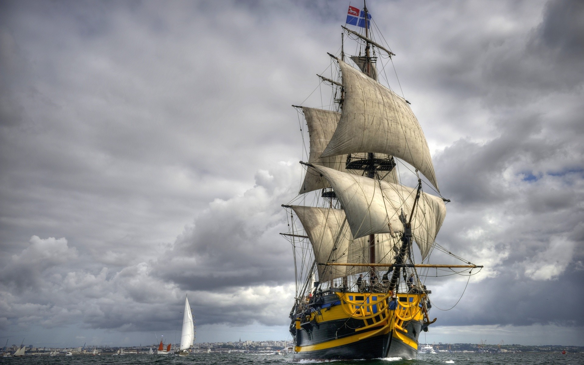 Free photo A big ship in the ocean with white sails.