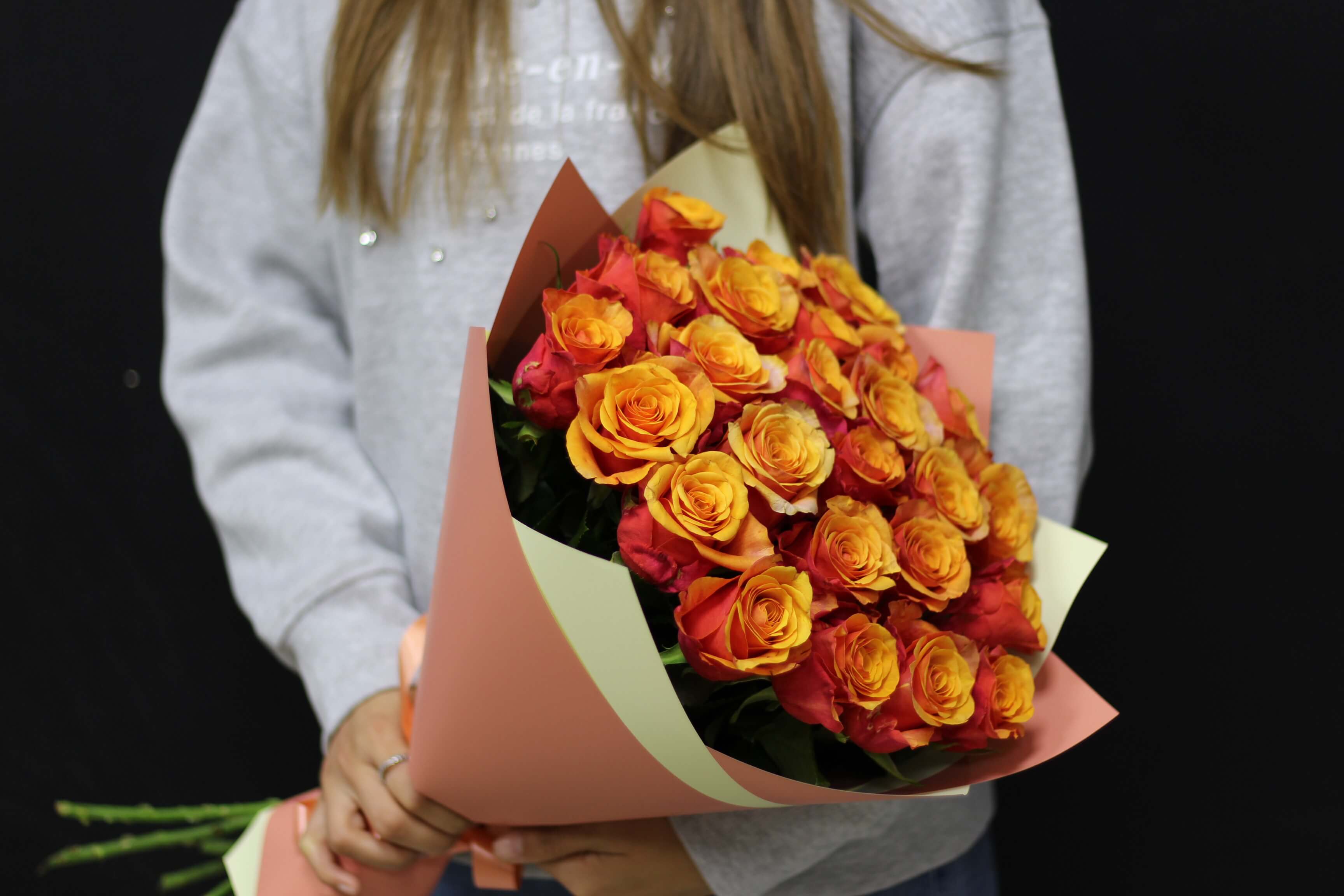 Бесплатное фото 25 коралловая роза в букете