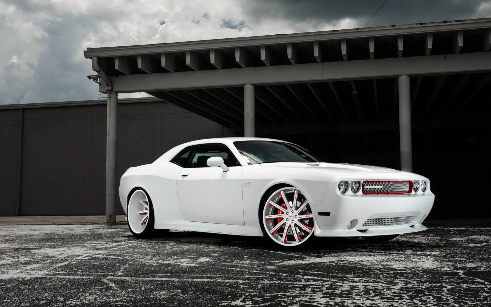 Free photo Dodge Challenger in white