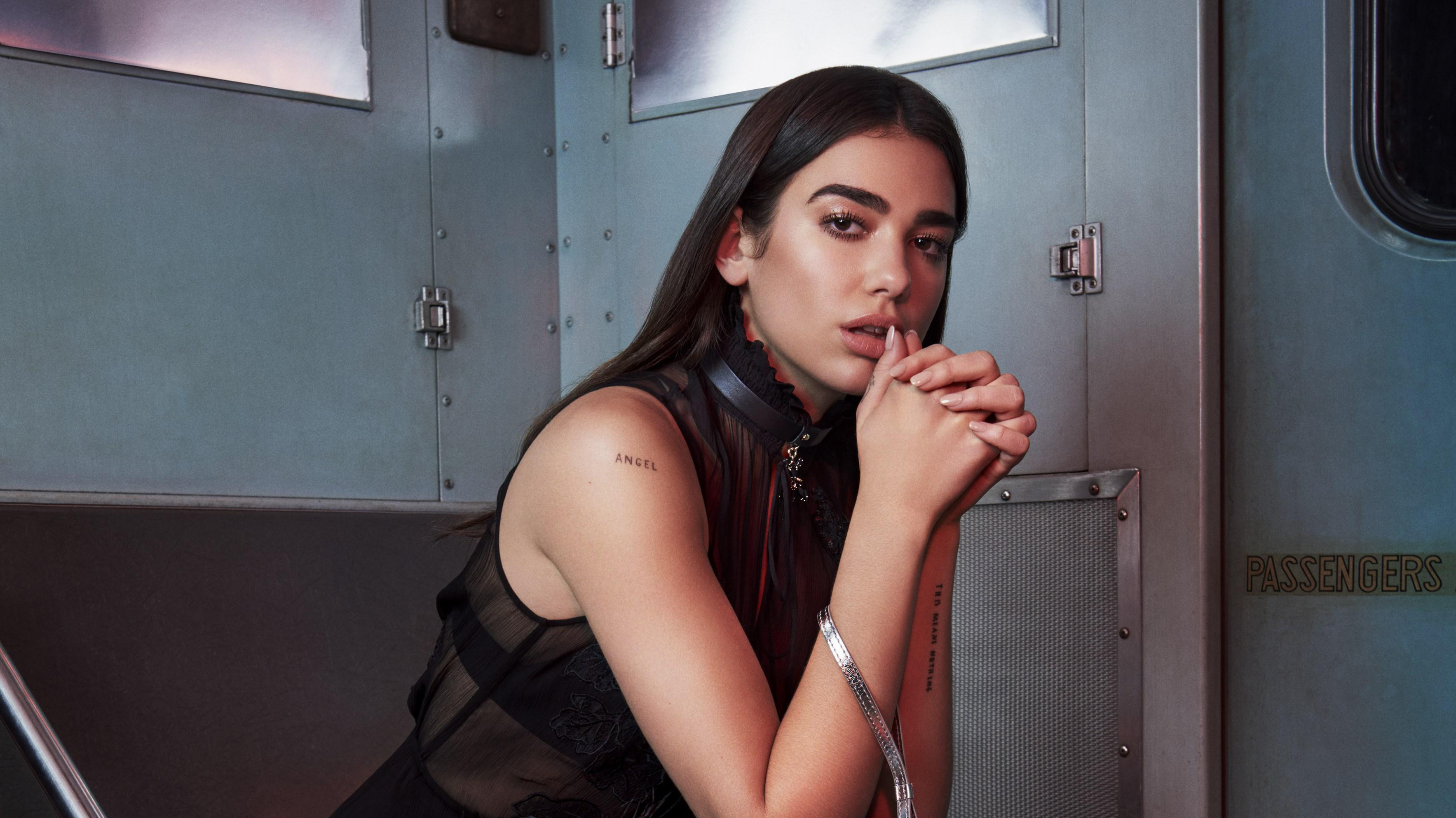 Free photo Singer Dua Lipa sitting in her dressing room