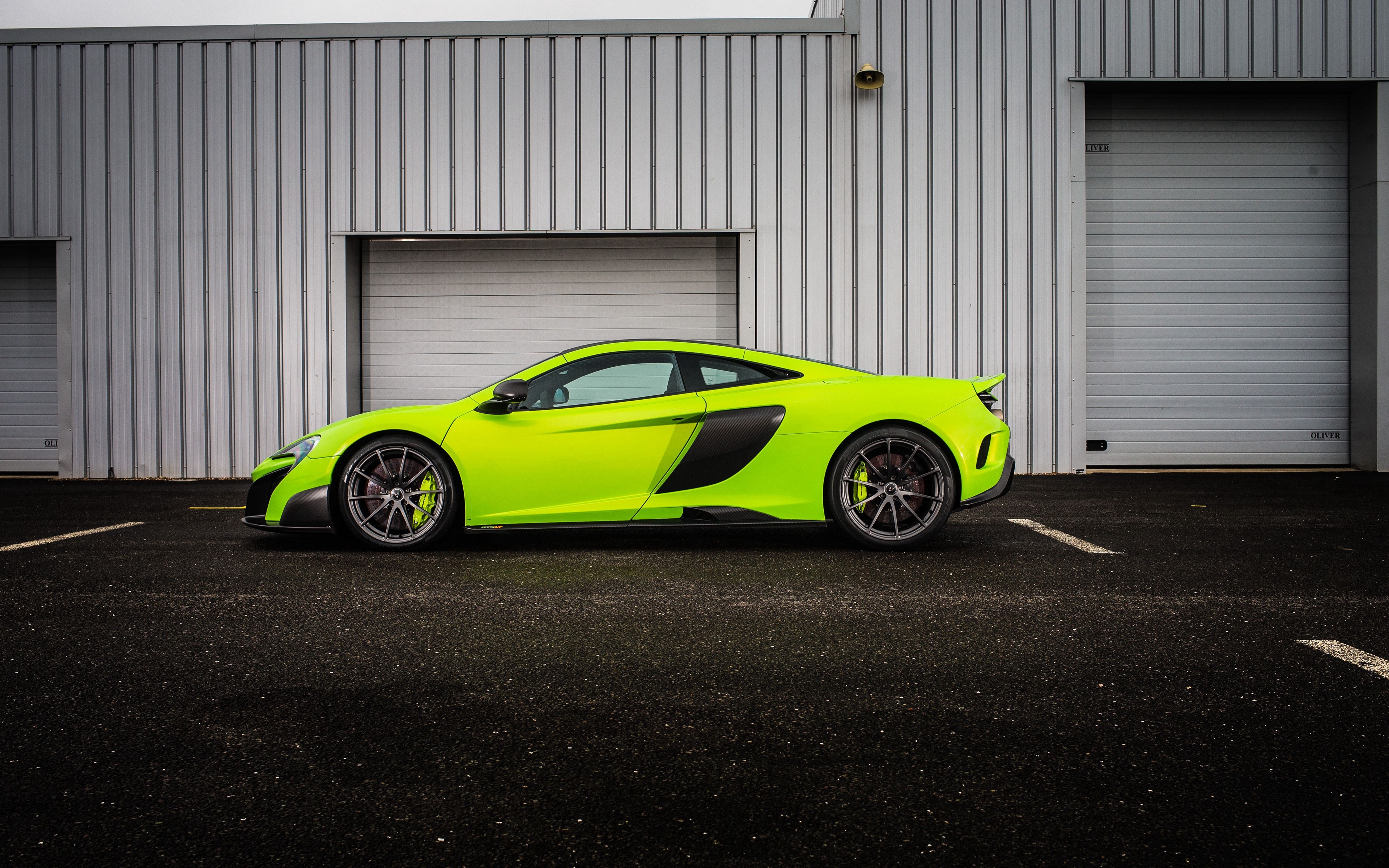 Бесплатное фото McLaren P1 салатового цвета вид сбоку