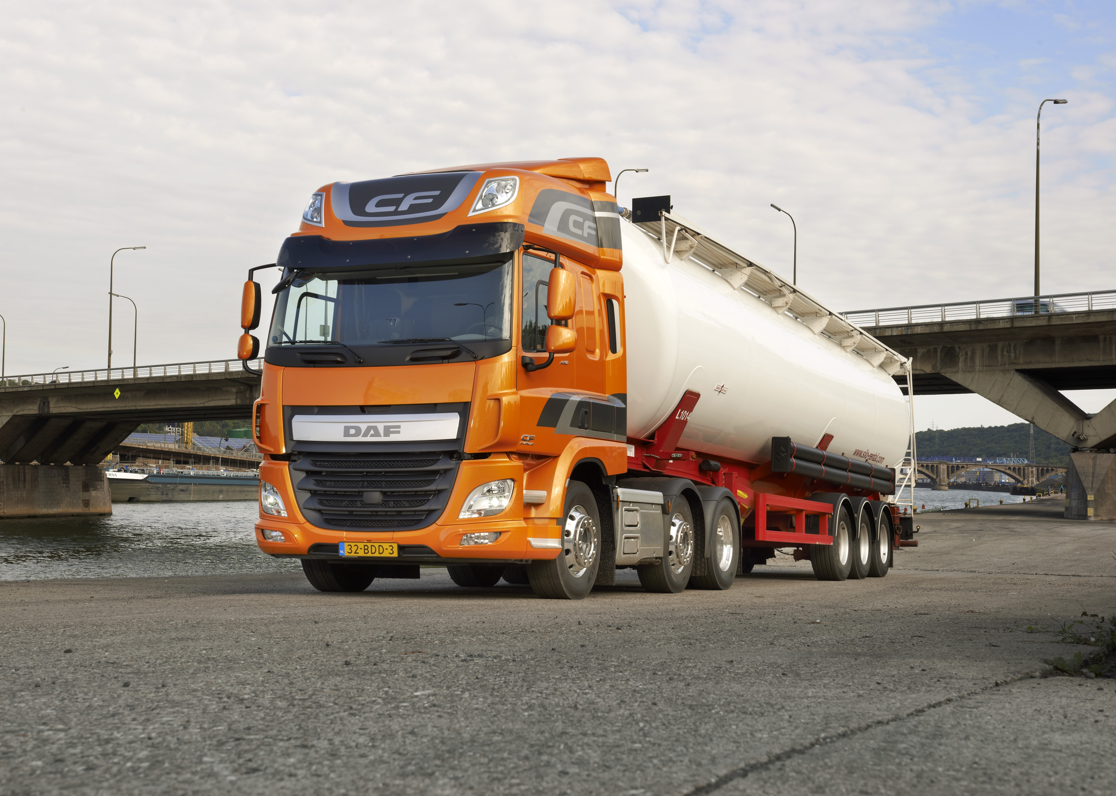 Free photo DAF petrol tanker