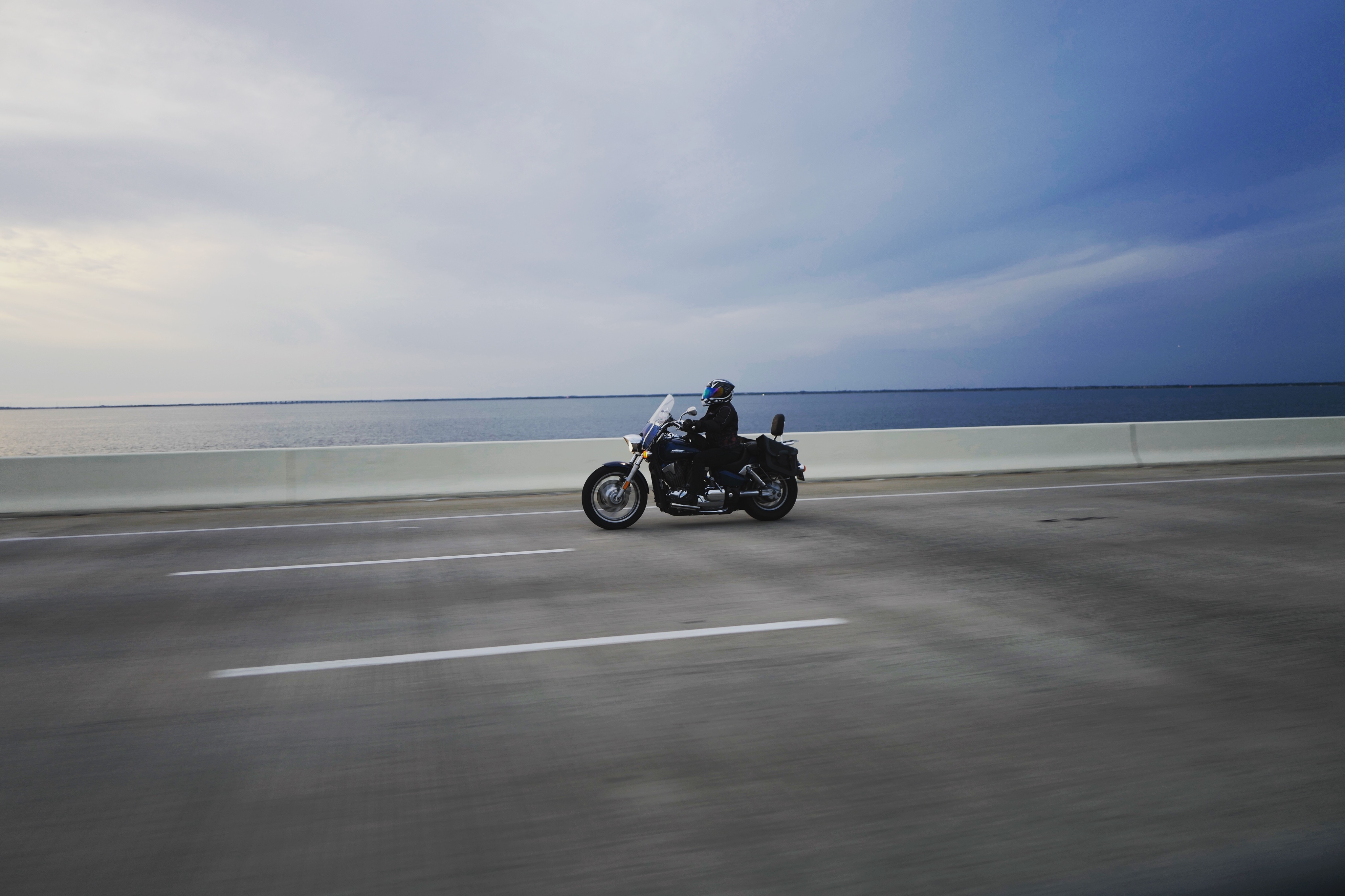 Free photo A motorcyclist against the sea