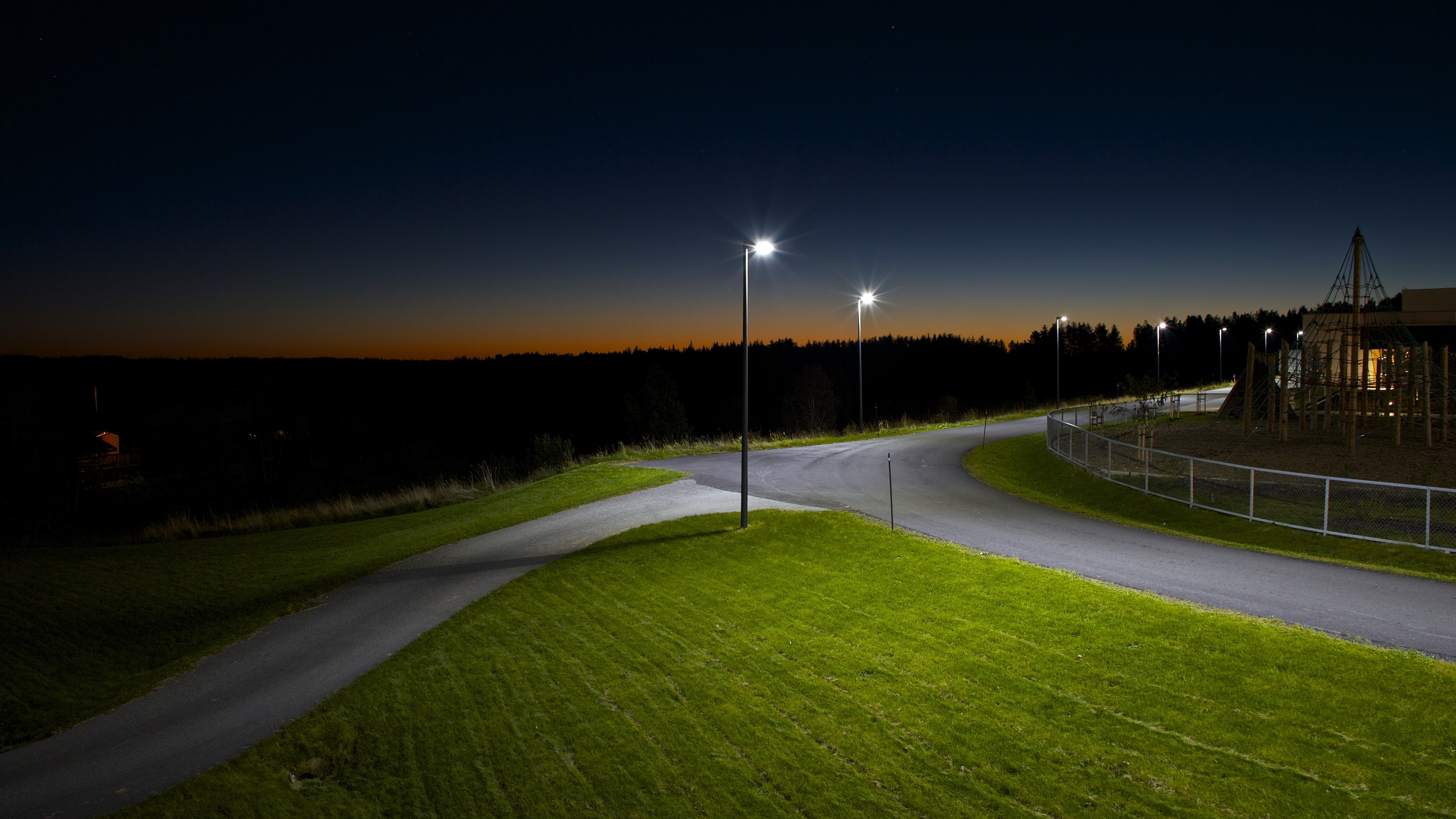 黄昏时照亮的道路