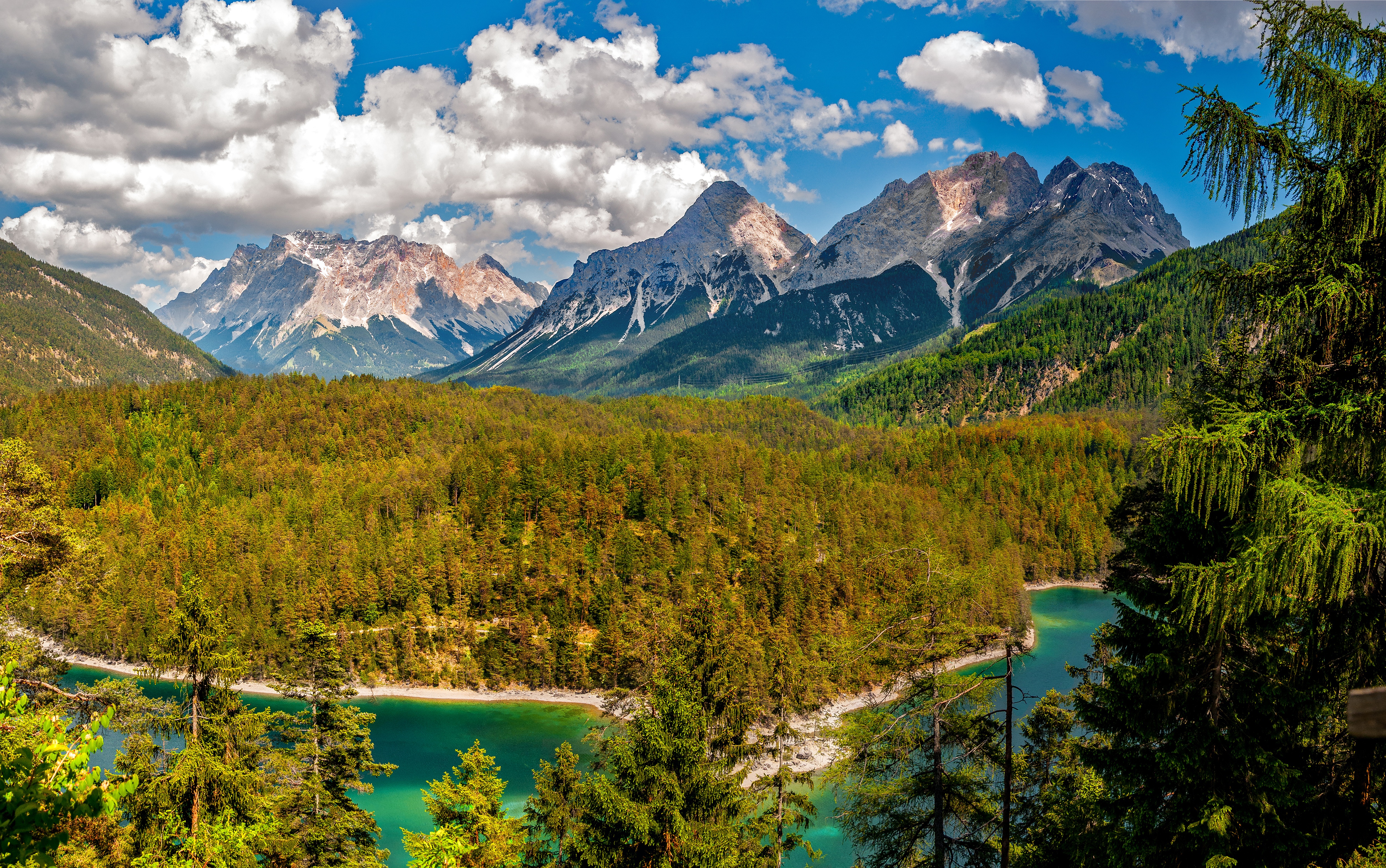 Free photo A river in the alpine mountains