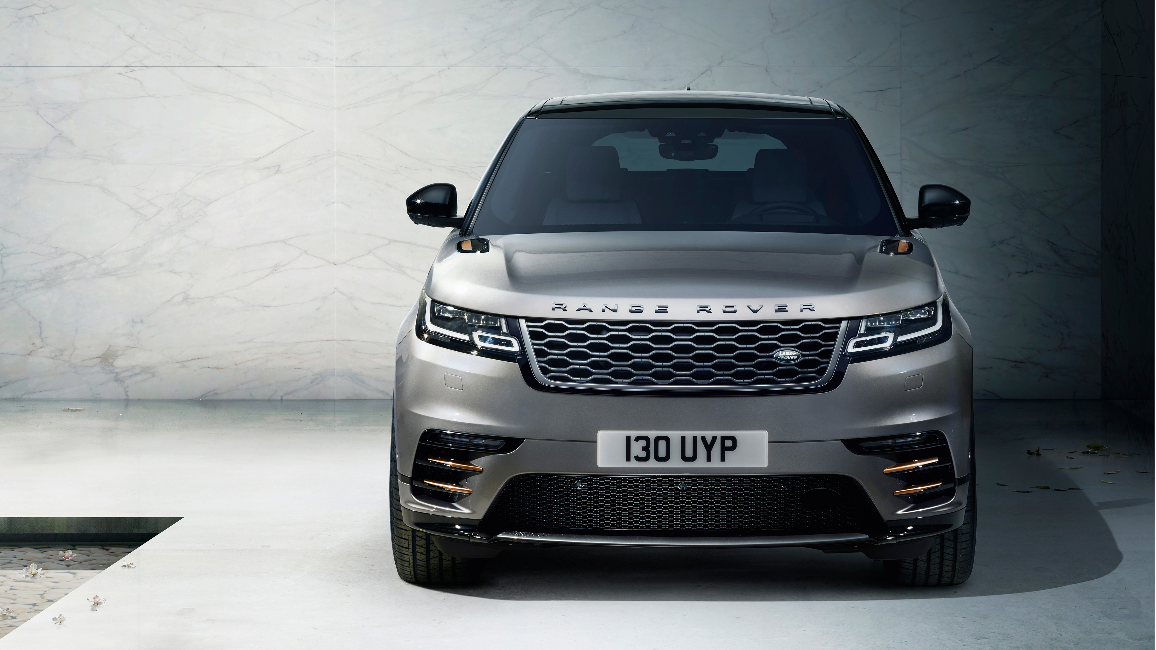 Free photo Range Rover Velar 2018 in gray on a plain background