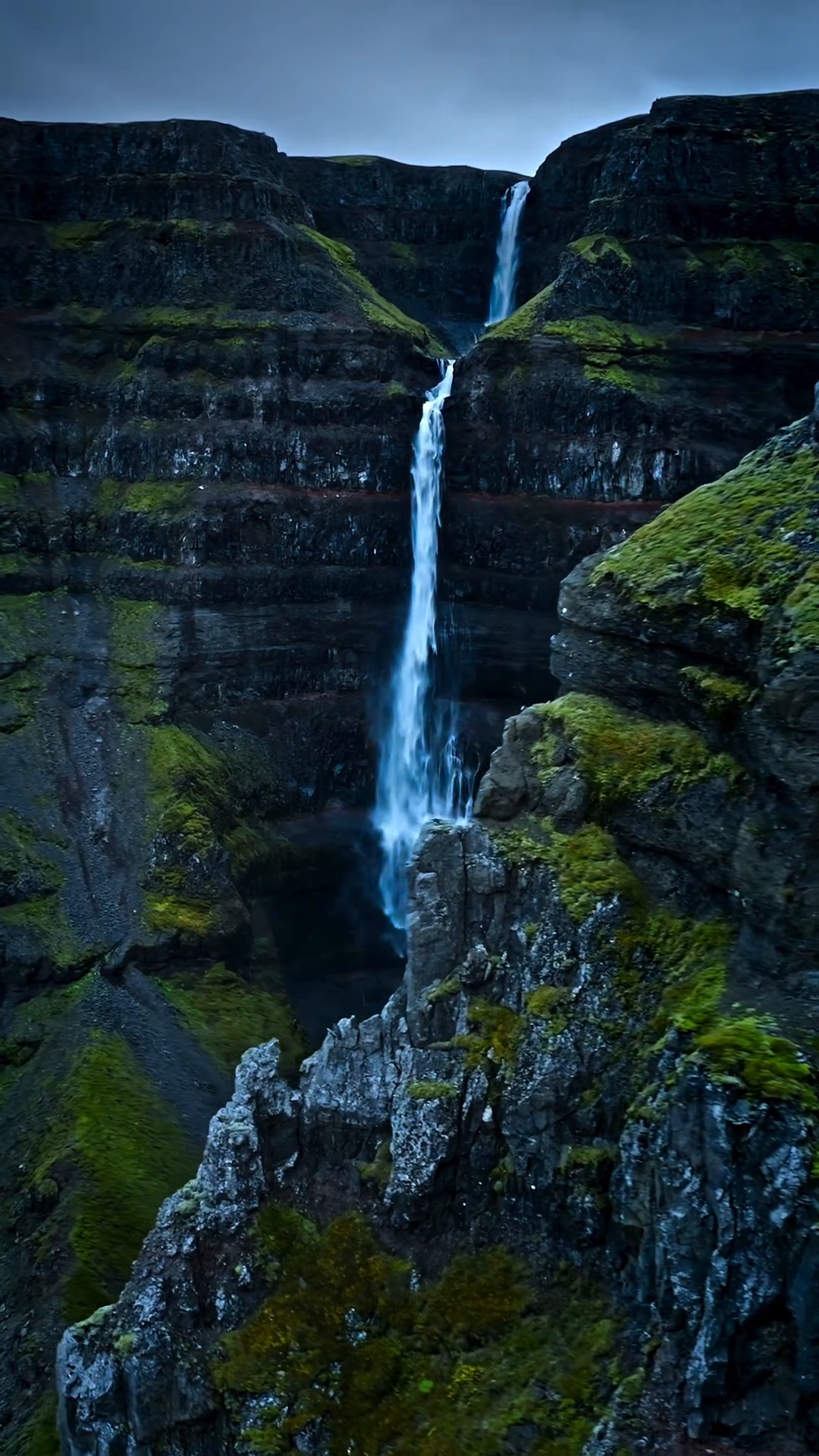 Бесплатное видео Потрясающий водопад в горах