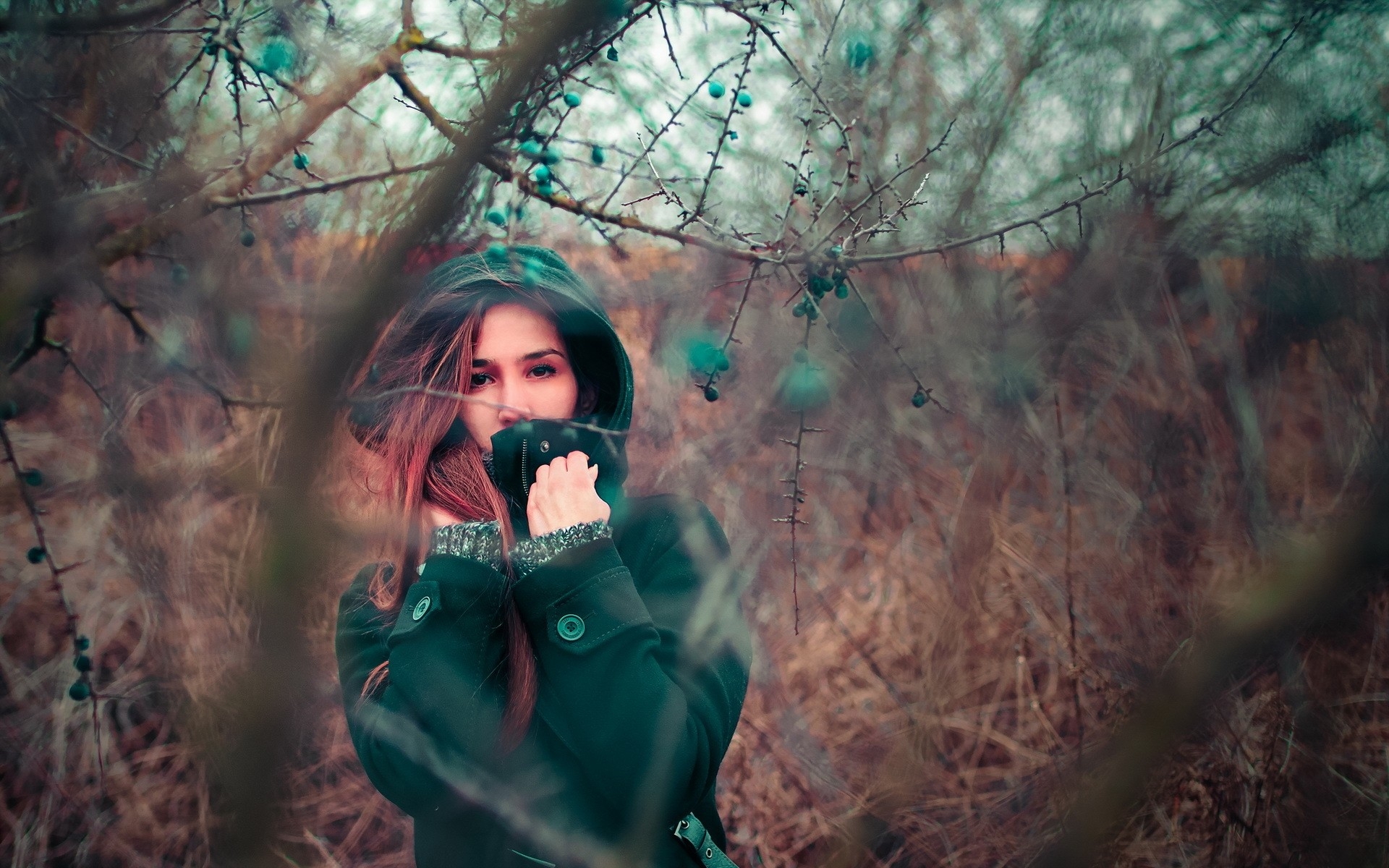 一个女孩在树林里拍照