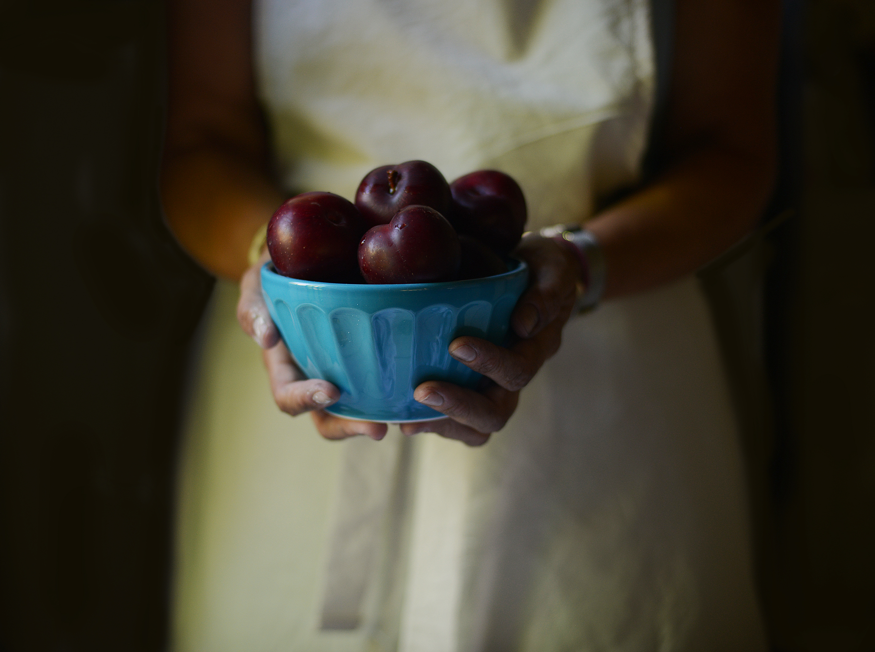 Бесплатное фото Девушка держит чашу с красными яблоками