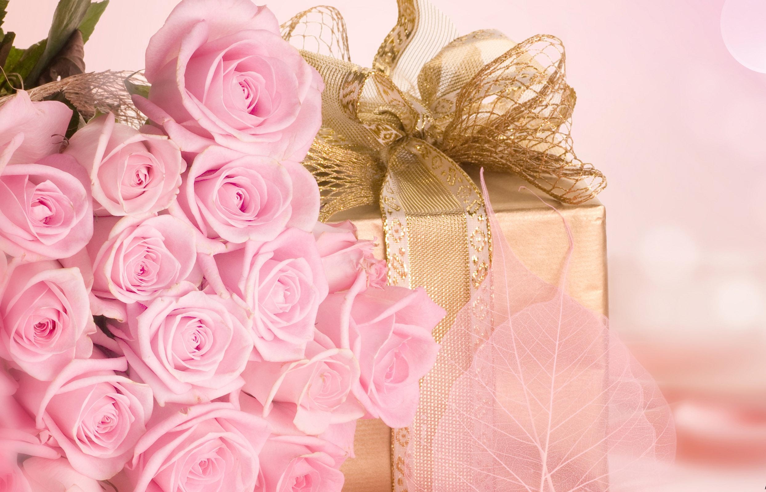 Bouquet of pink roses with a gift