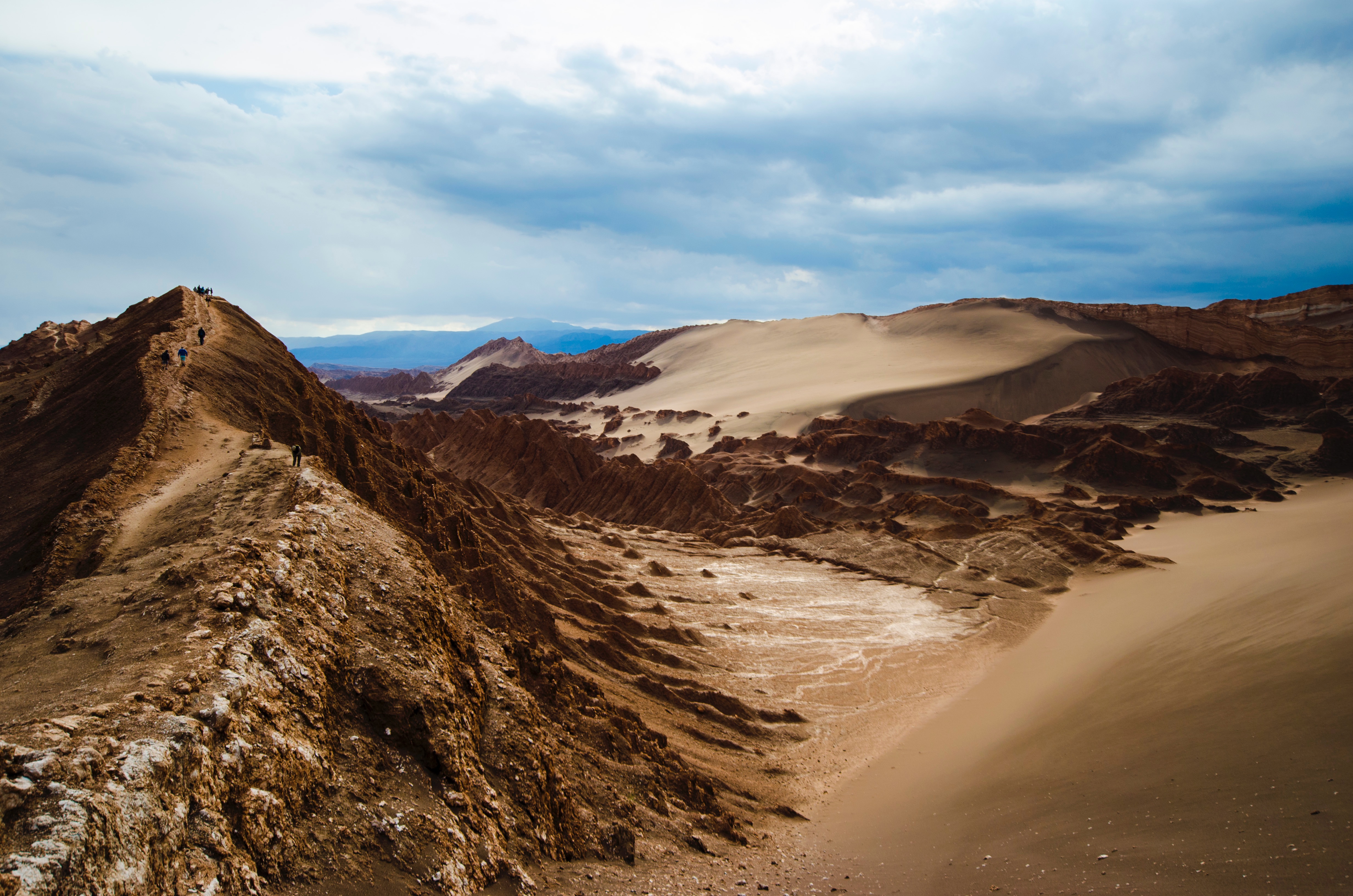 Free photo Mountain range on the sea coast