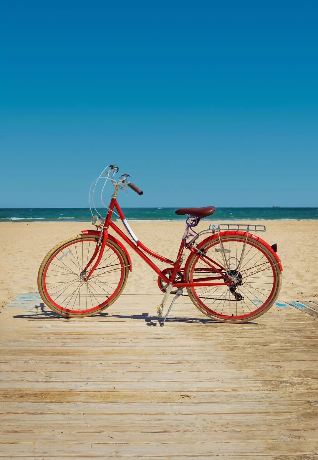 Красный велосипед на пляже