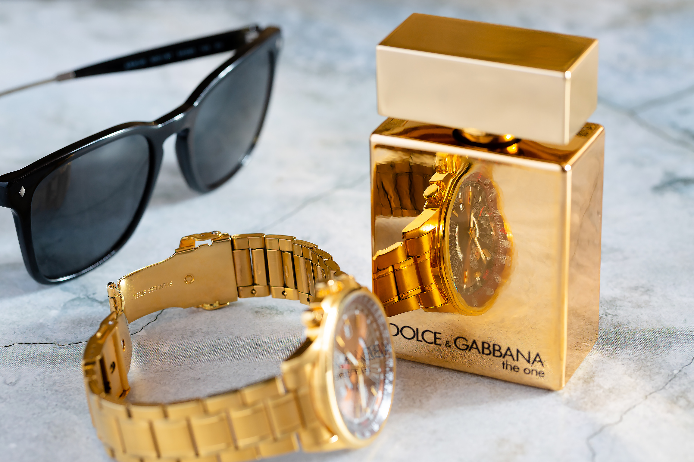 手表和一瓶Dolce & Gabbana男士香水
