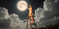 Женщина сидит на лестнице, которая тянется к небу вместе с большой луной