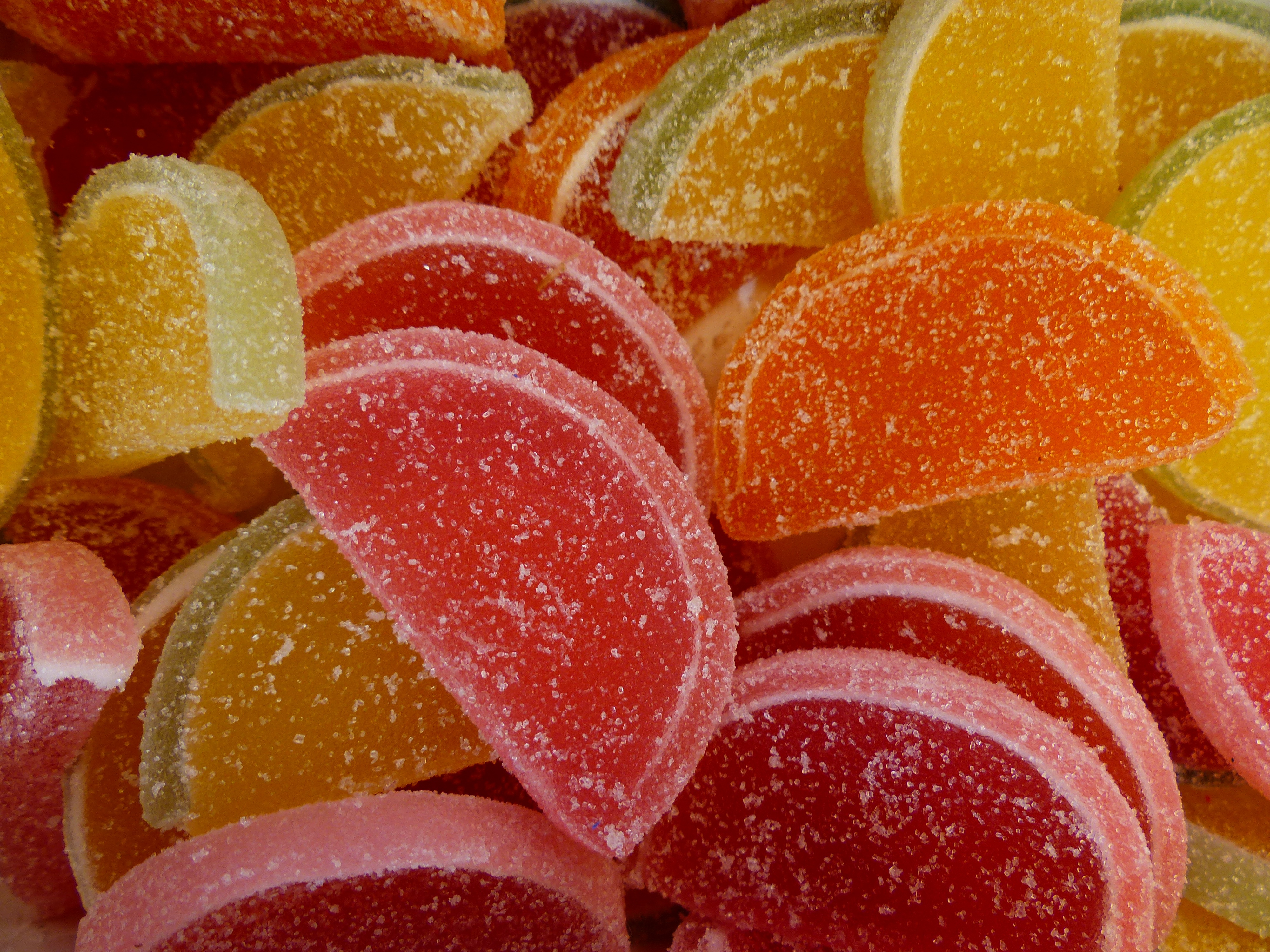 Free photo Marmalade in the form of tangerine slices