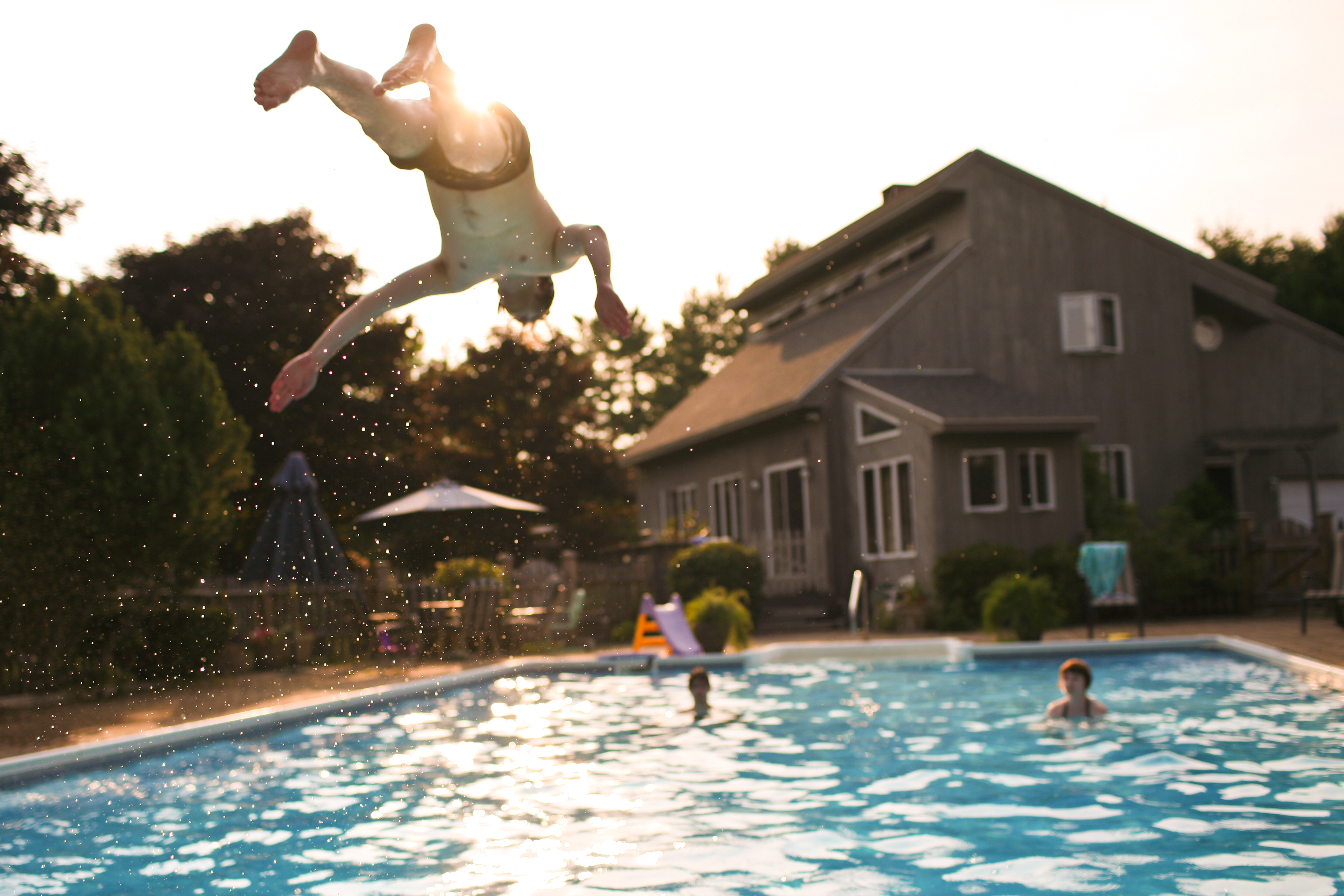 Обои мужчина лето бассейн на рабочий стол