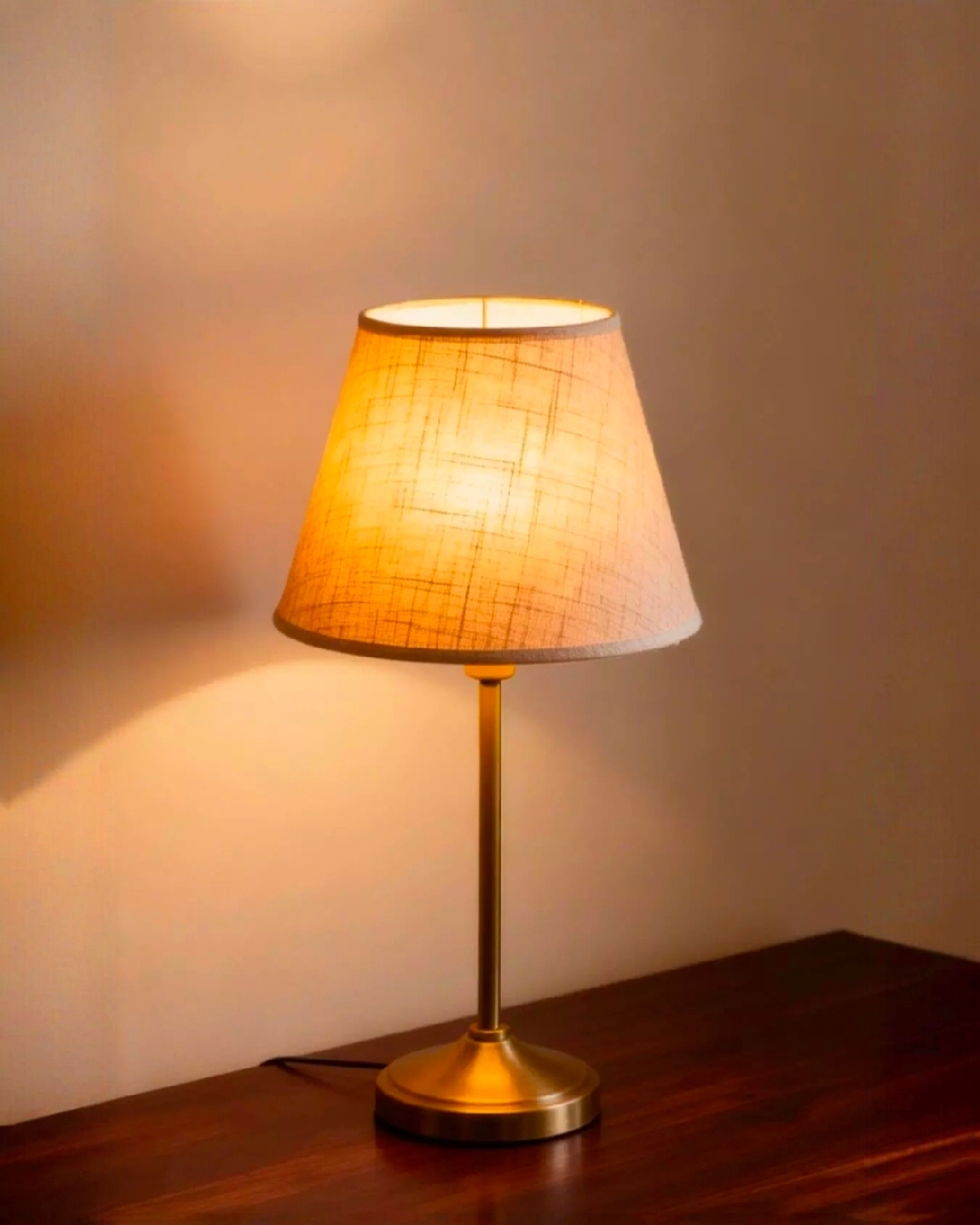 Free photo Classic interior table lamp