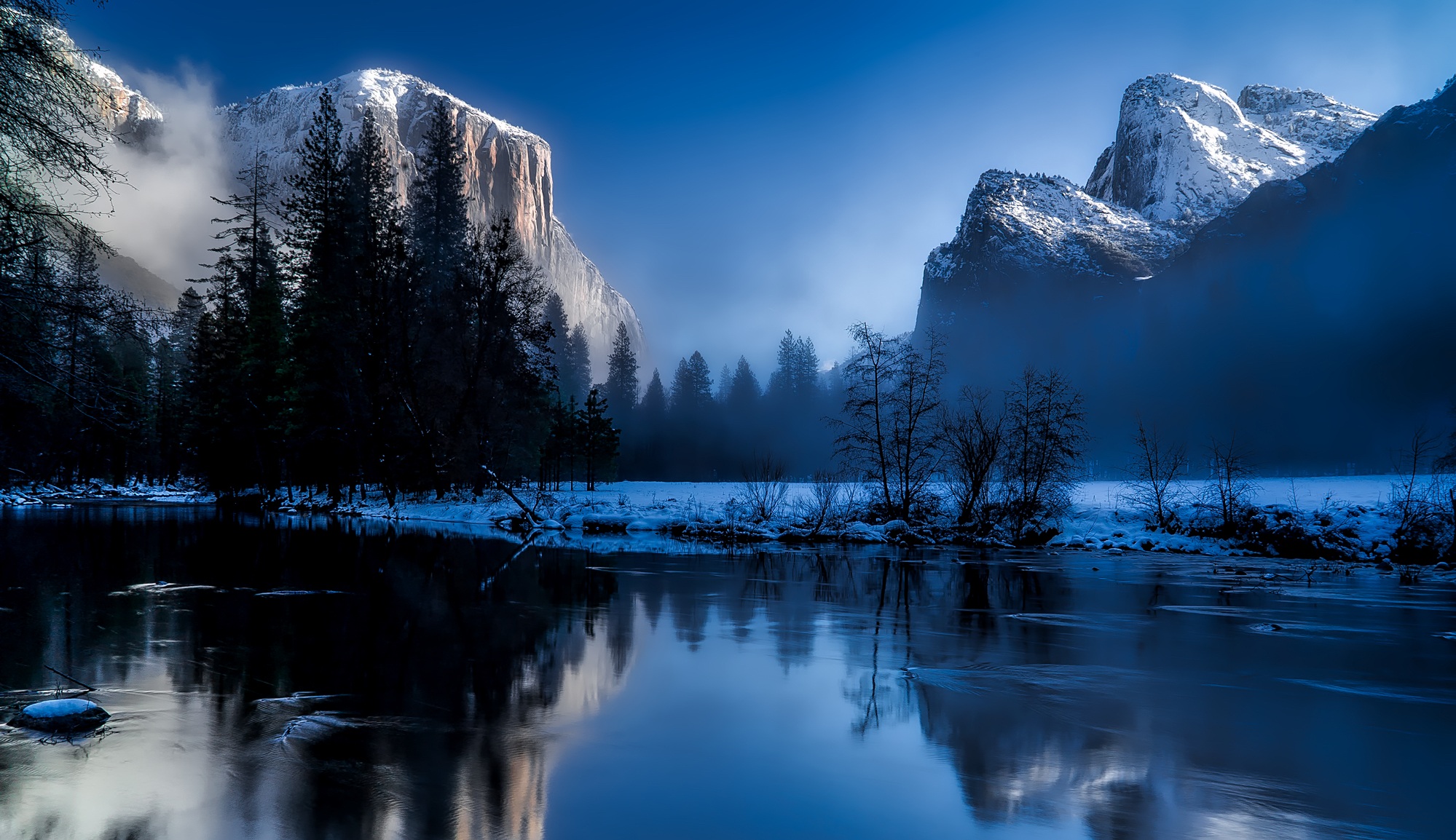 Free photo Frosty winter with a lake near the mountains