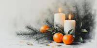 Мандарины, еловые ветви и свечи создают праздничную атмосферу.