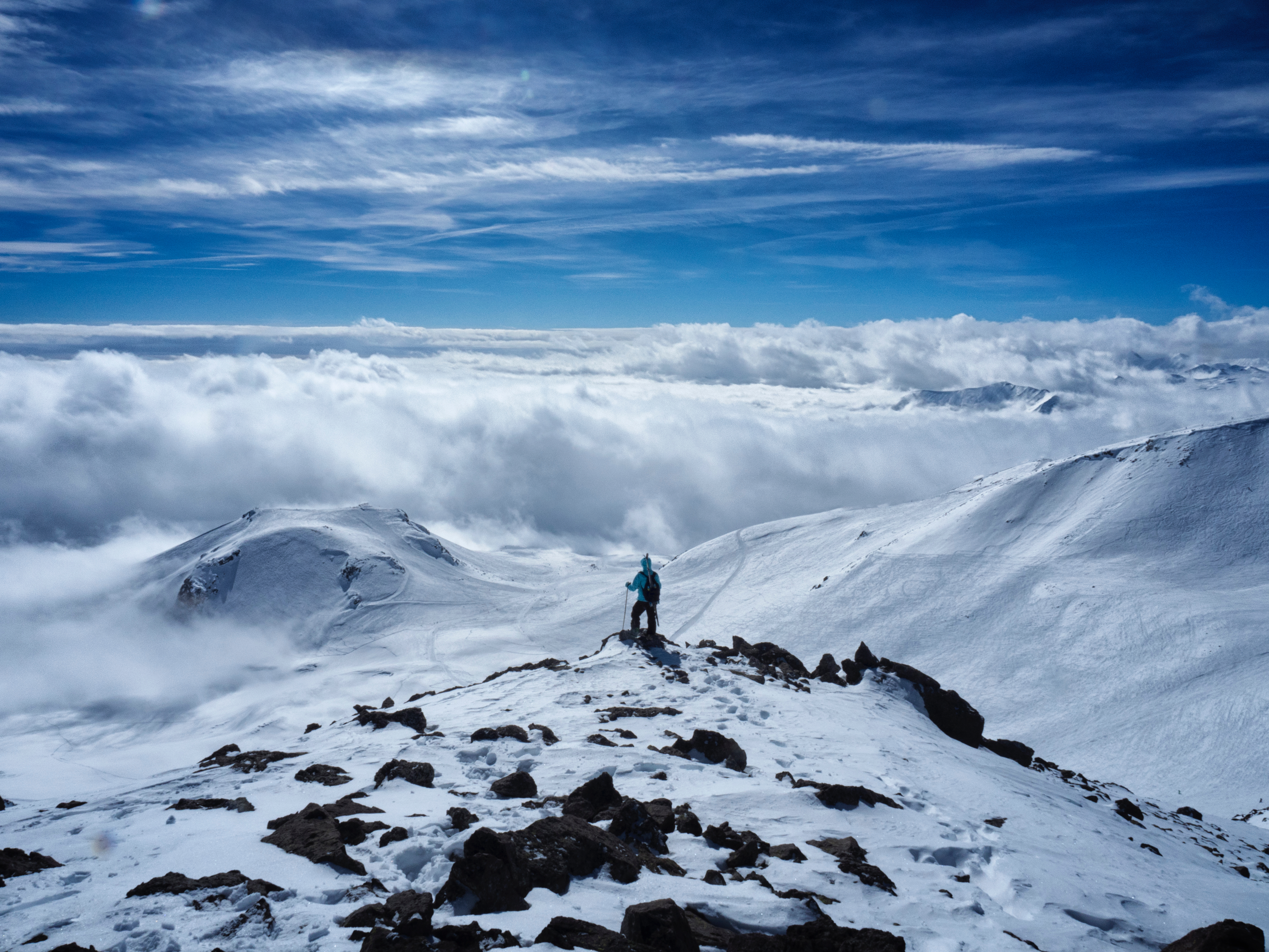 Free photo A man climbed to the top of a mountain