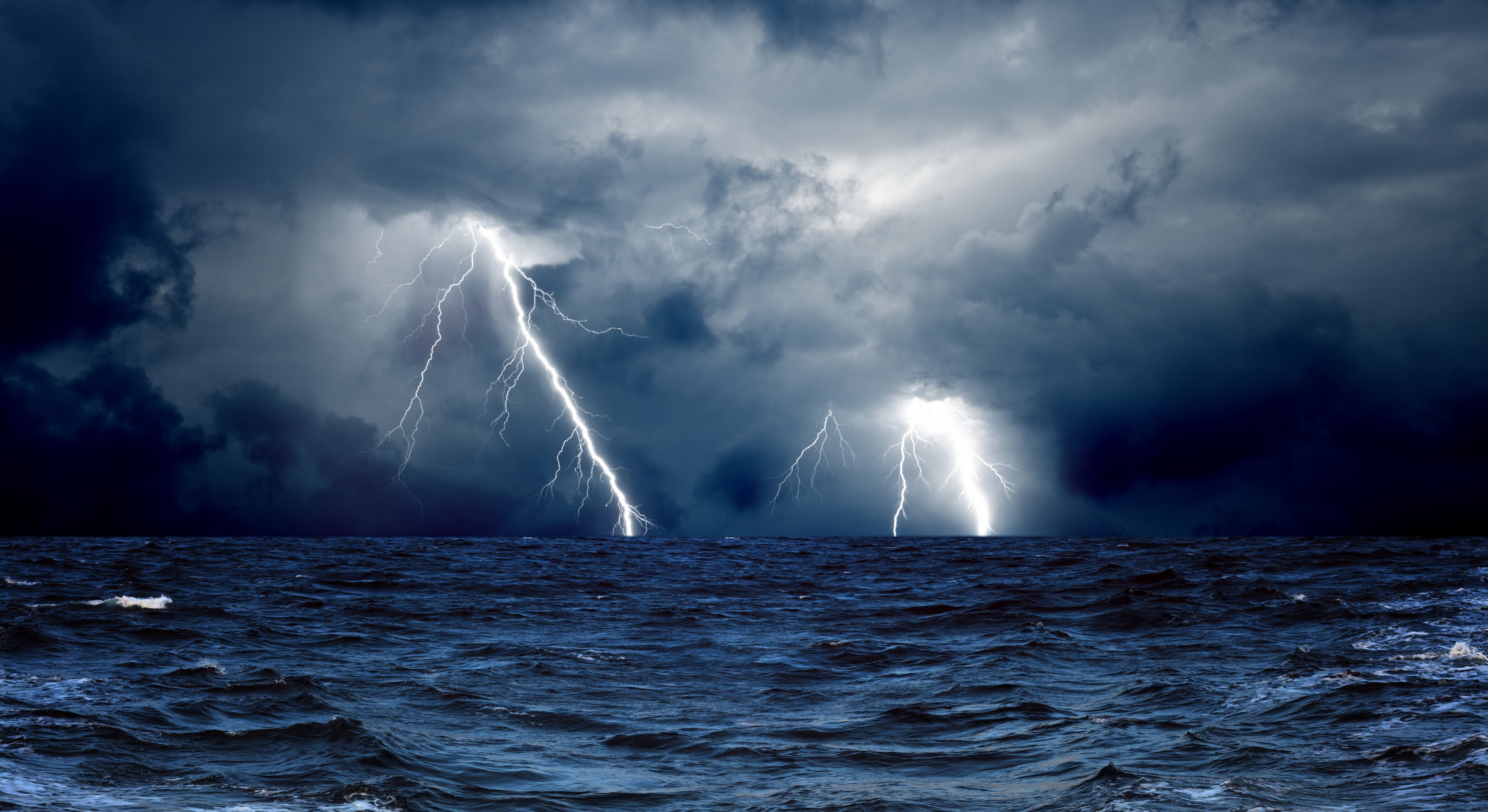 Wallpapers clouds lightning ocean on the desktop