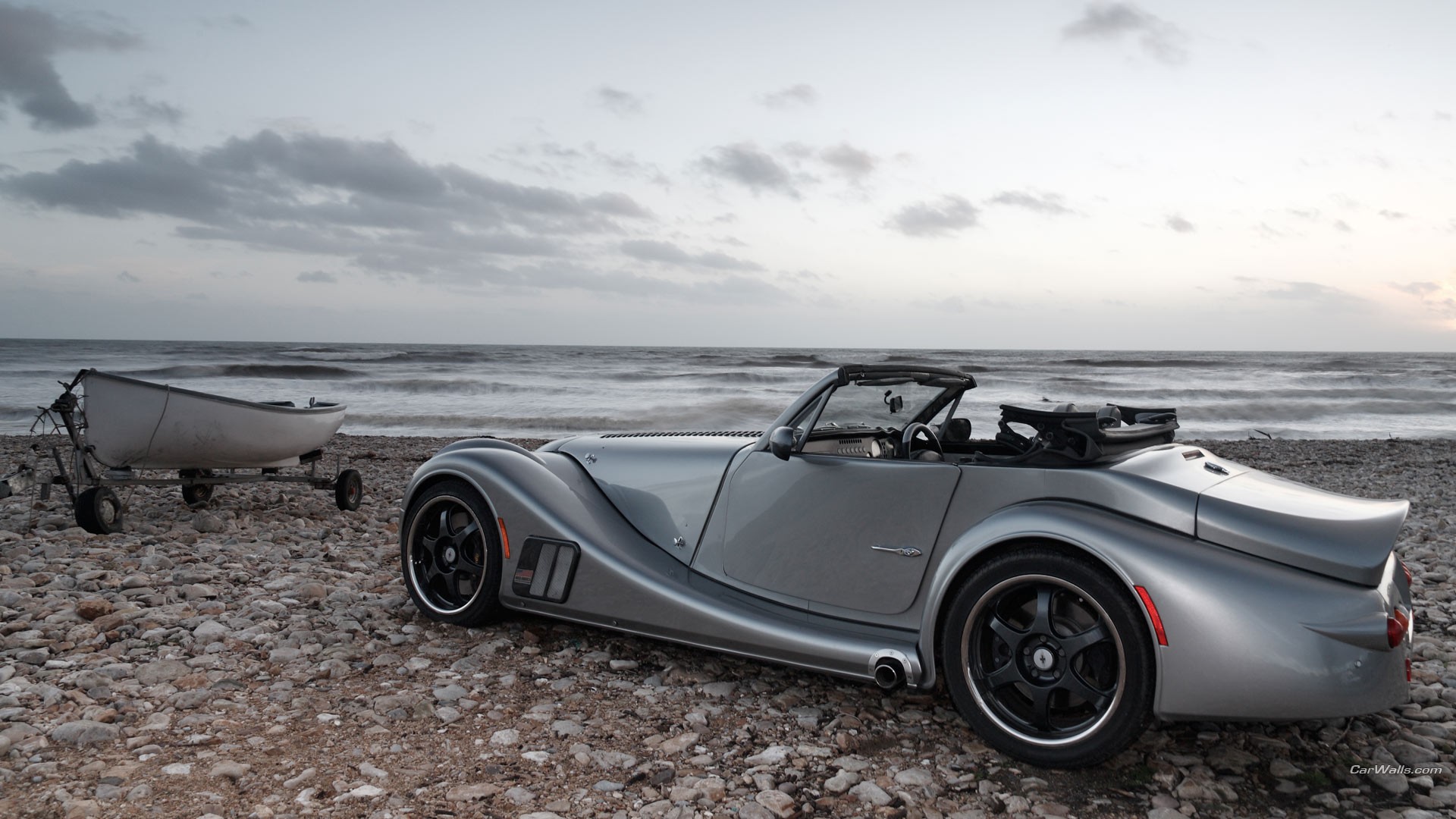 Free photo Morgan Aero convertible on the beach.