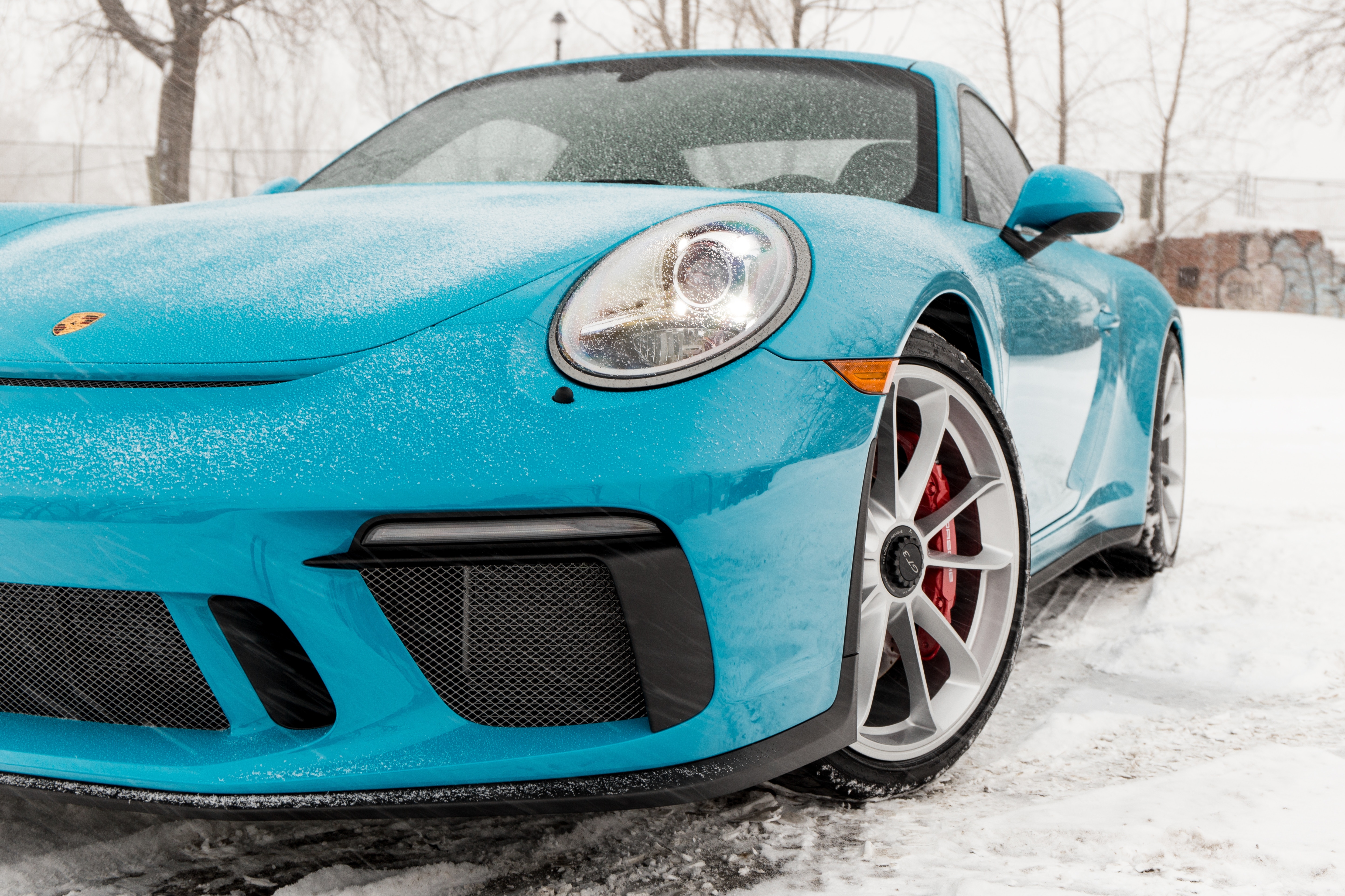 Free photo Bright blue 911 Porsche