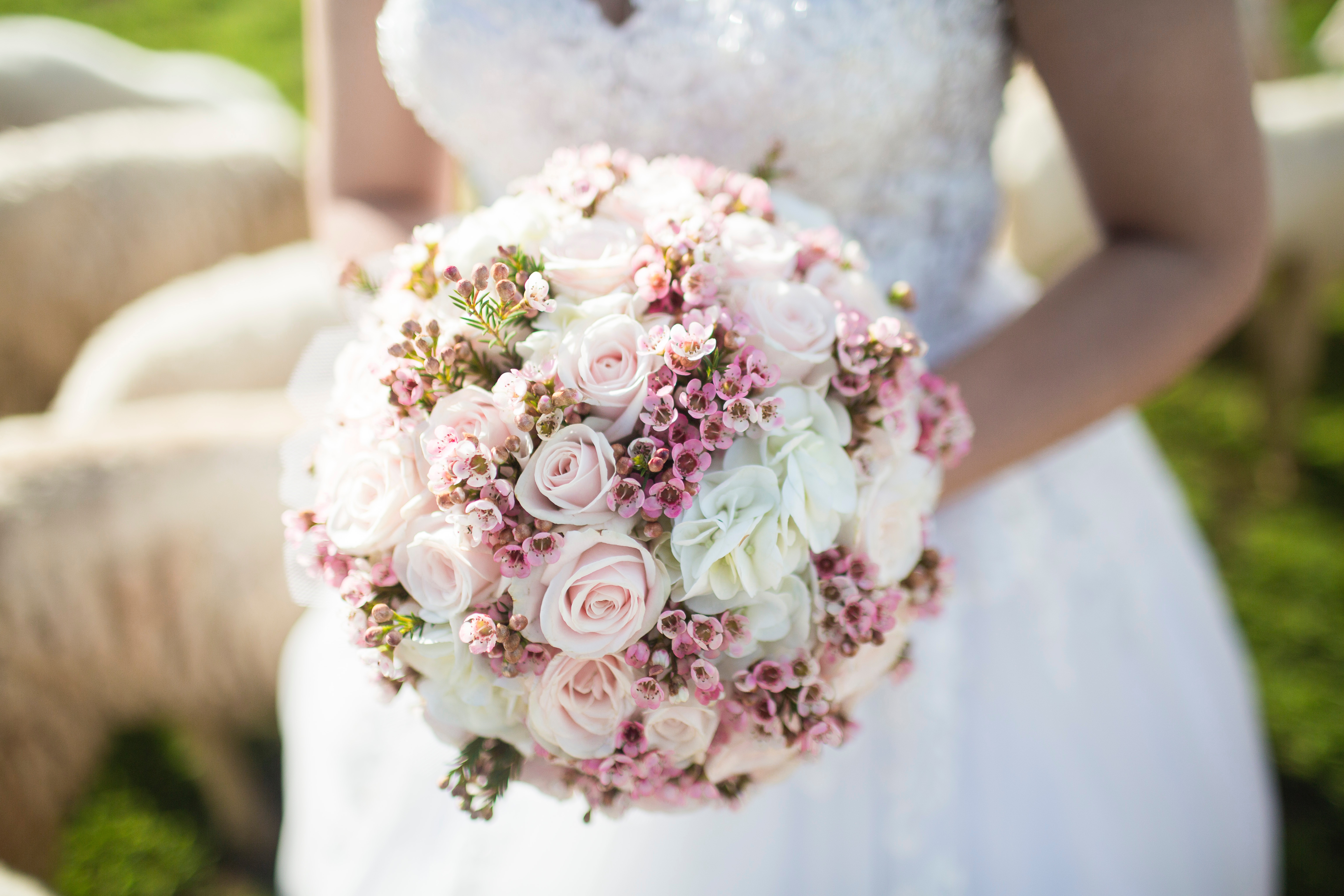 Free photo A bride with a gorgeous bouquet of flowers