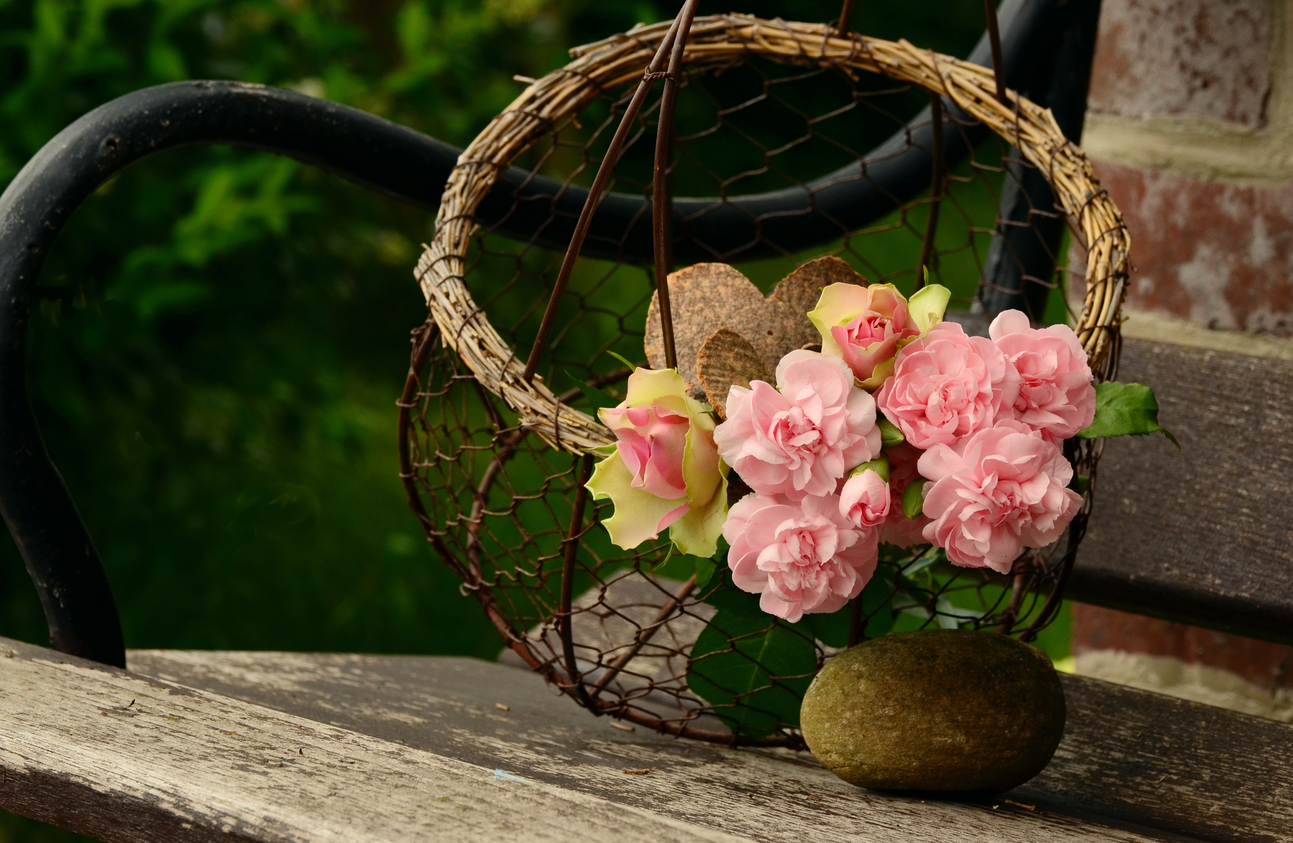 Free photo A basket of little pink roses.