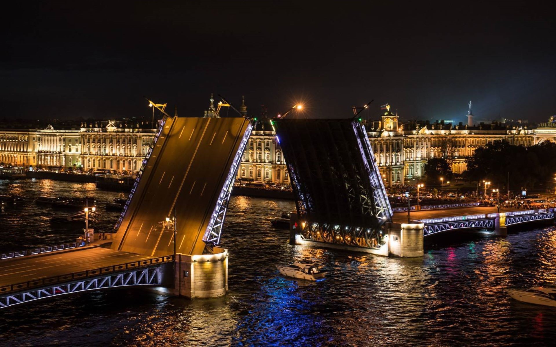 Free photo The palace bridge has been drawn up