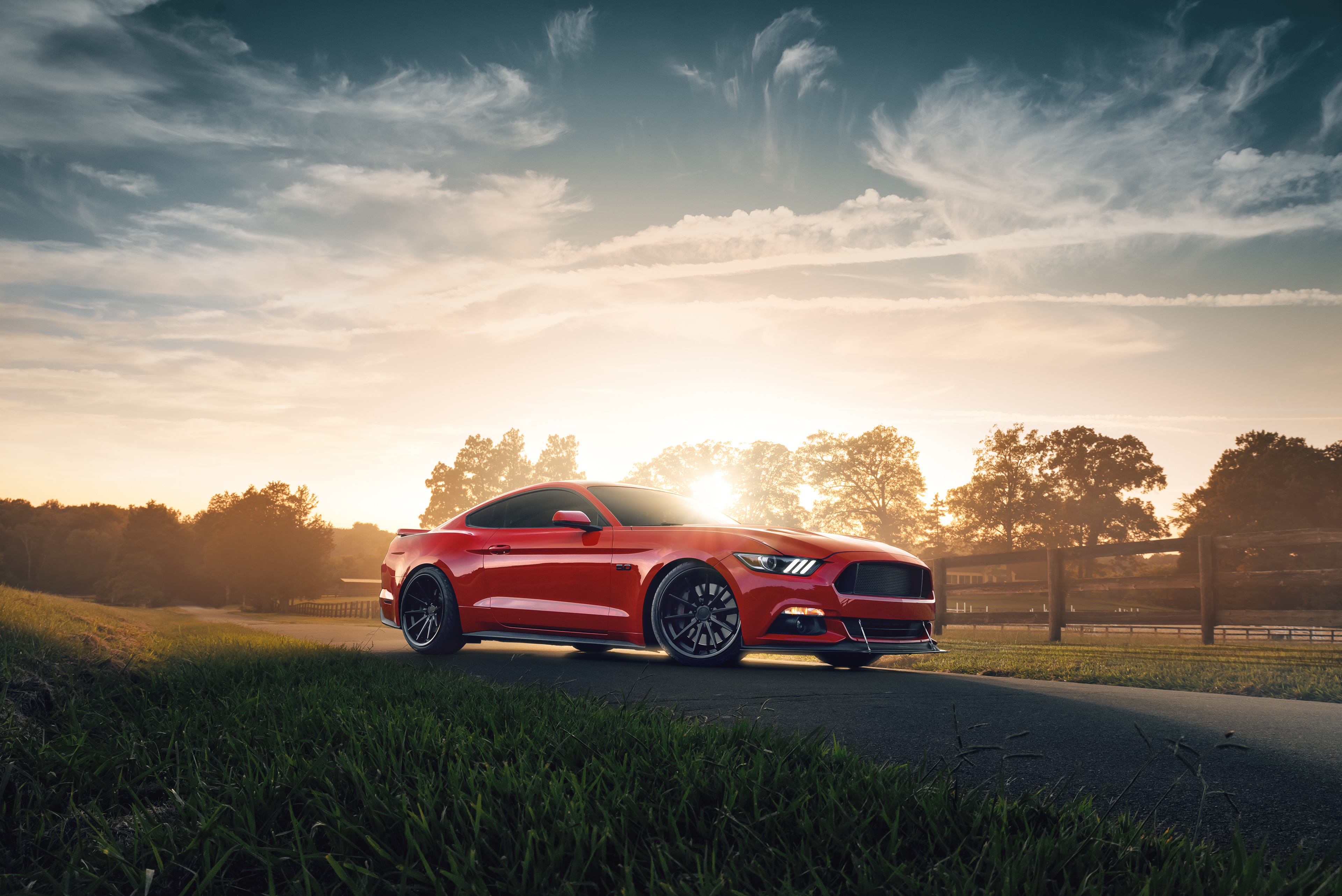 Бесплатное фото Красный Ford Mustang в солнечную погоду для рабочего стола