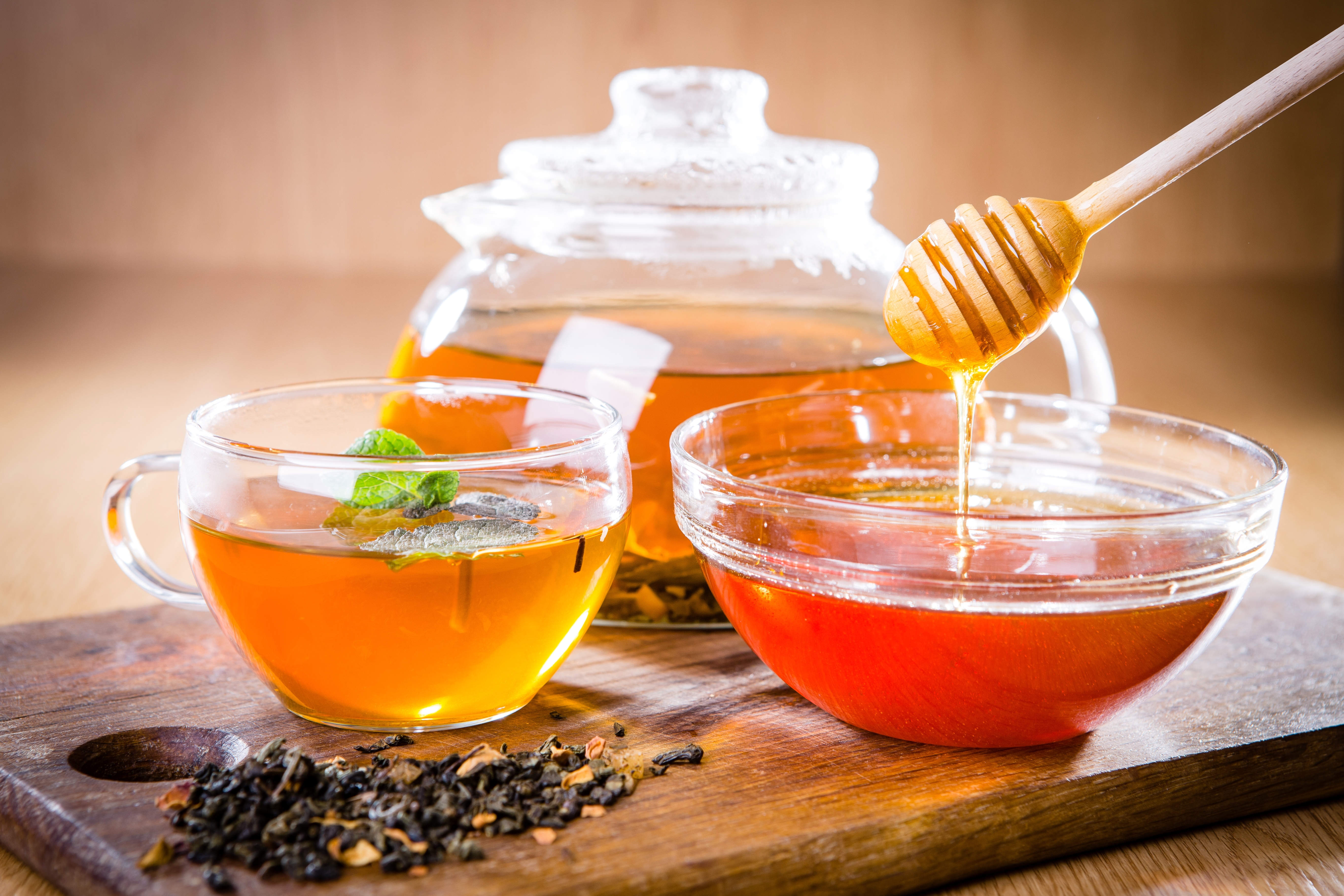 薄荷茶和芬芳的蜂蜜